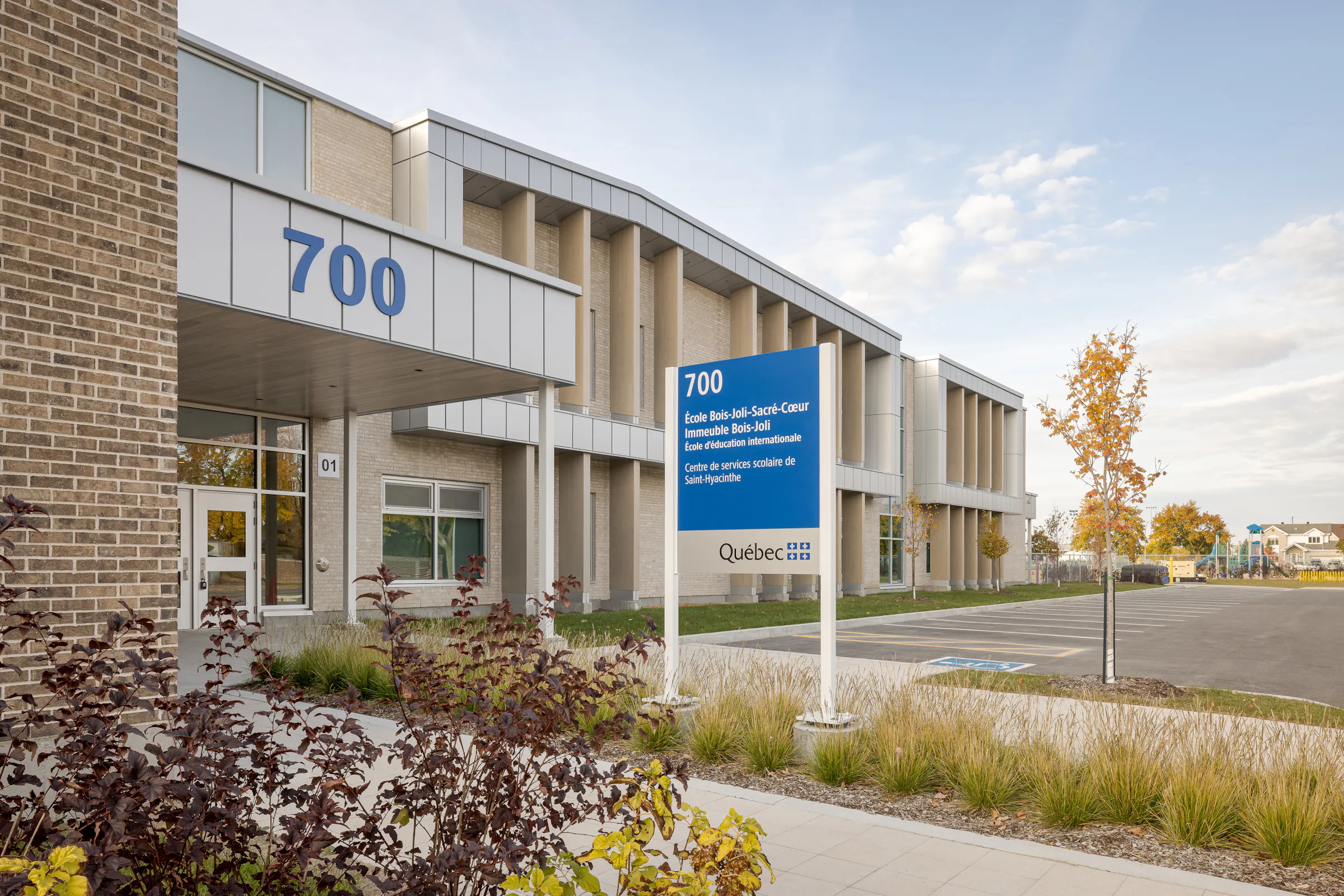 Main entrance to the extension, signage and Quebec memorial, and pedestrian access. Photo: TARMAC - Damien Ligiardi