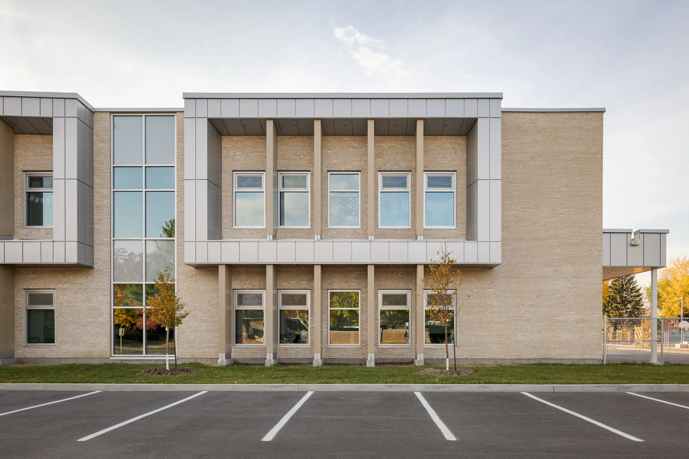 Side view of the main facade, detail of the structural columns and large windows of the new wing. Photo: TARMAC - Damien Ligiardi
