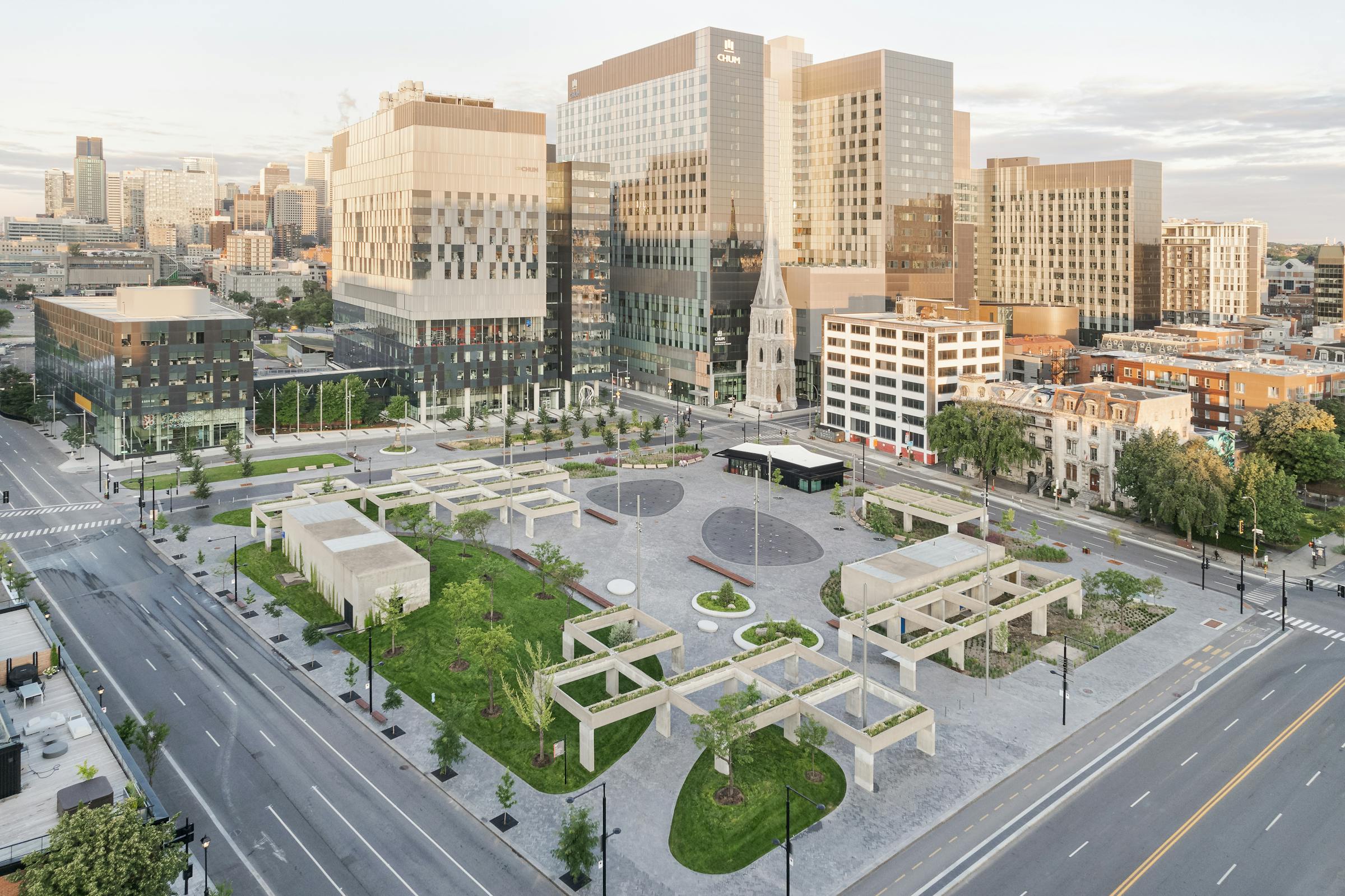 Vue de drone de l'architecture de paysage d'une place publique dans un environnement urbain modern.