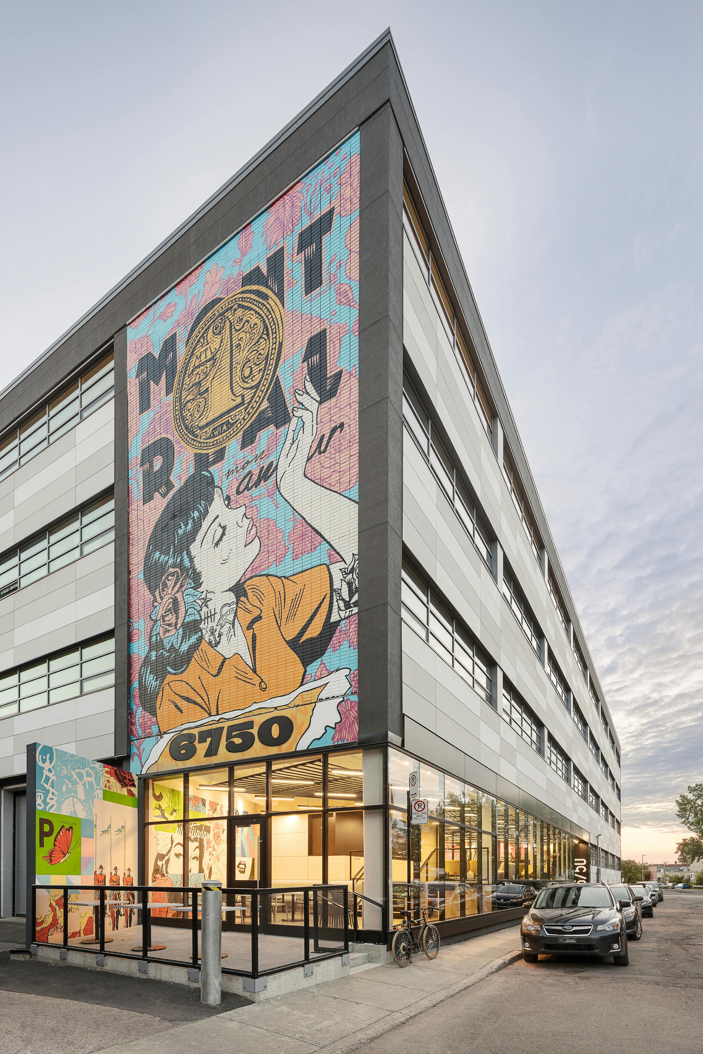 Vue extérieure d'un bâtiment commercial avec une murale coloré.