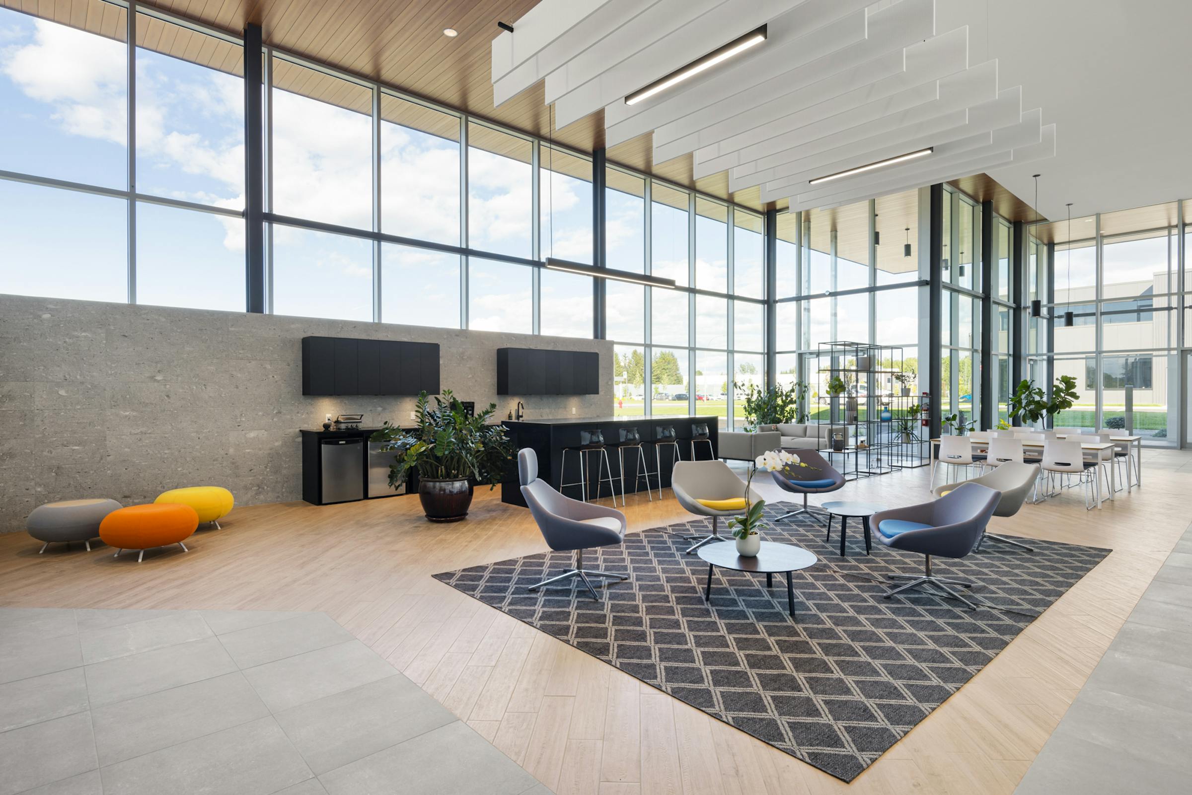 Office space in Blainville. Large glass volume, lounge and kitchen area.