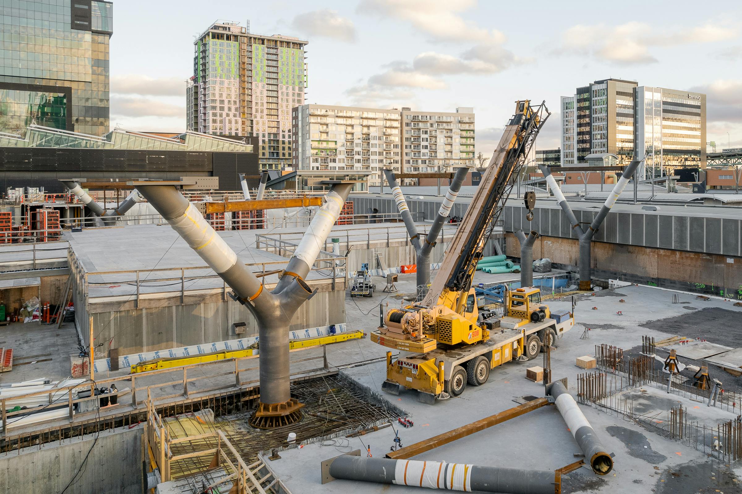 Vue aérienne en drone d'un chantier de construction Longueuil, Québec, Canada avec des structures d'acier en forme d'arbres.