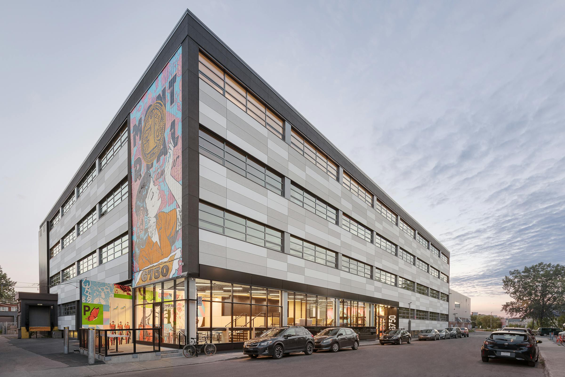 Photographie d'architecture d'un immeuble commercial dans le Mile End de Montreal au coucher du soleil.