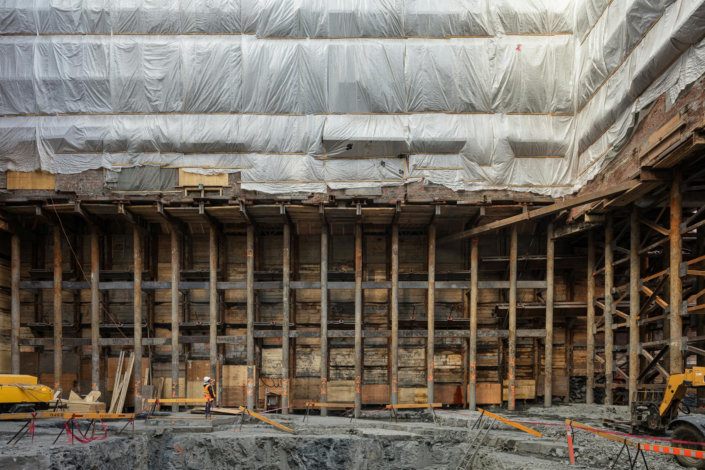 Photograph of the facade support structure during excavation.
