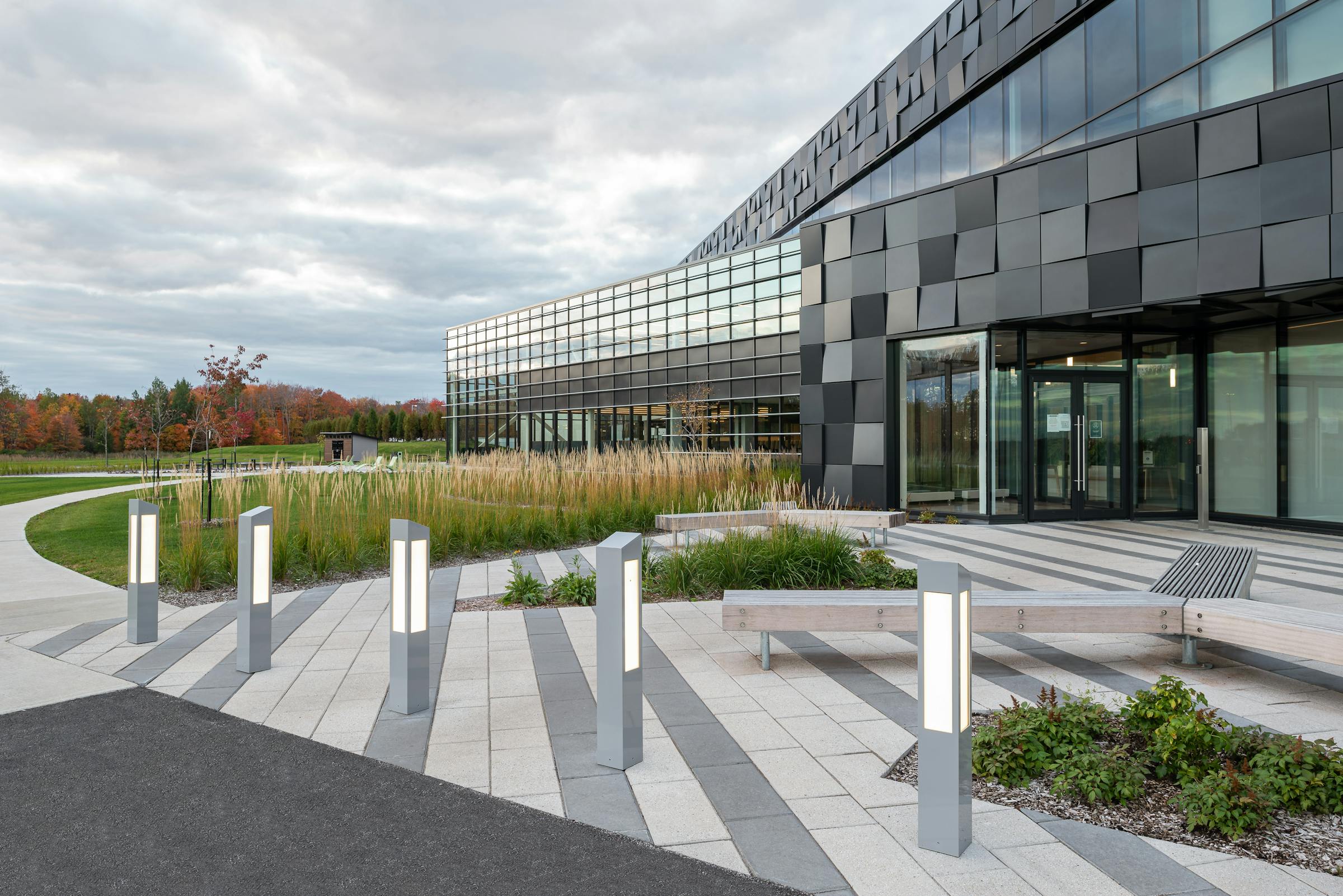Landscaping and public lighting on a plot in front of the Simons distribution center in Quebec.