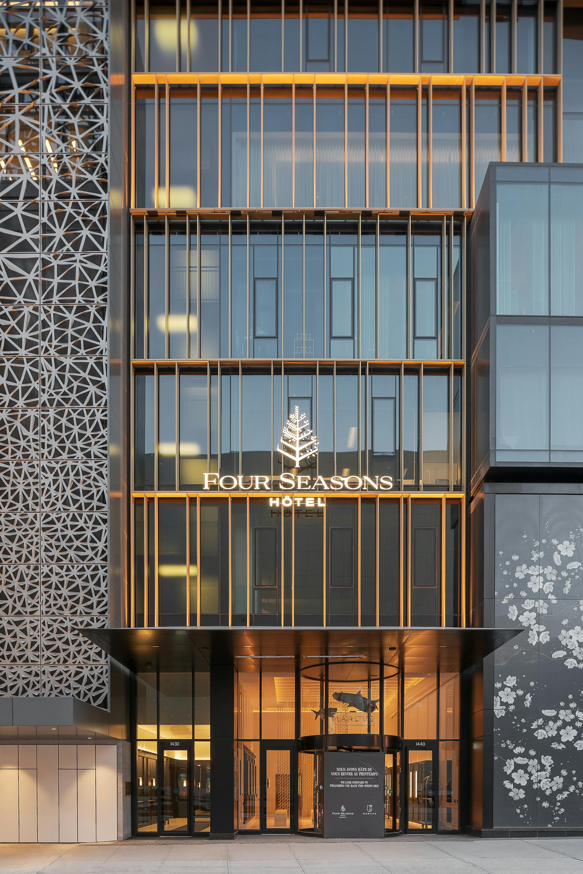 Photographie d'architecture de l'entrée d'un hotel de chaine bien connu. On découvre les details du design et l'enseigne lumineuse.