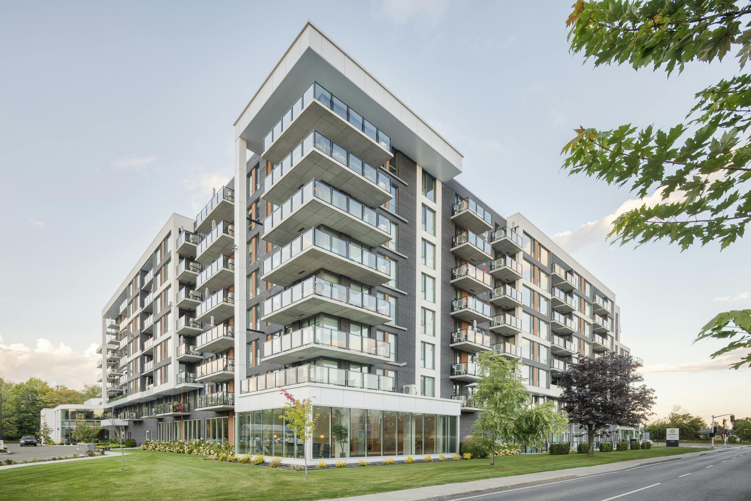 Angled photograph of the architecture of a residence in Joliette highlighting the textures and materials used.