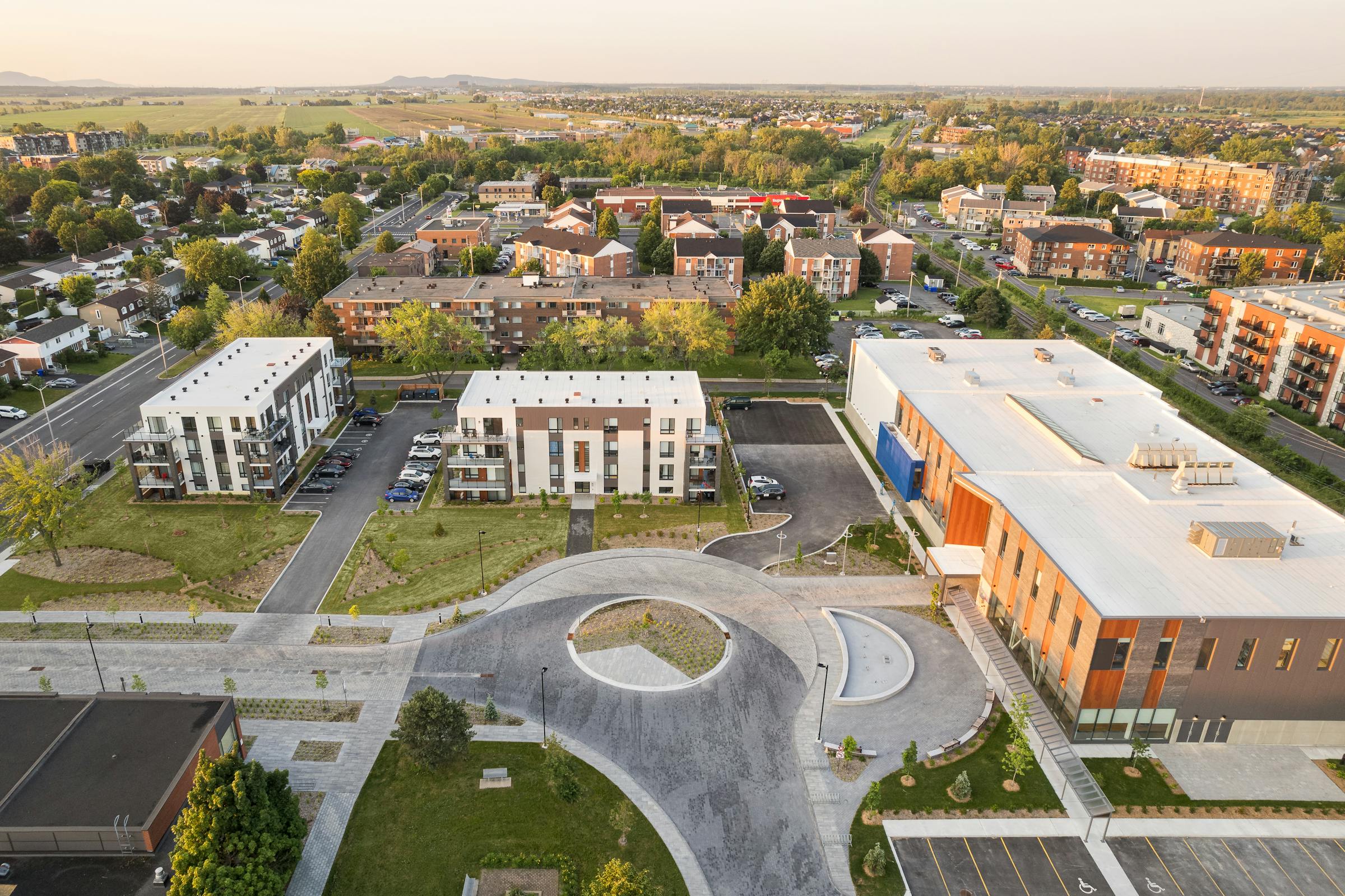 Photographie aérienne par drone d'une place publique et d'un bâtiment institutionnel.