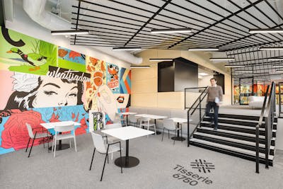 Architecture et design d'une salle à manger avec une murale d'un artiste Montréalais.