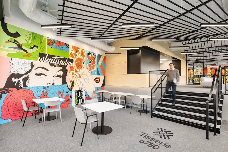 Architecture et design d'une salle à manger avec une murale d'un artiste Montréalais.