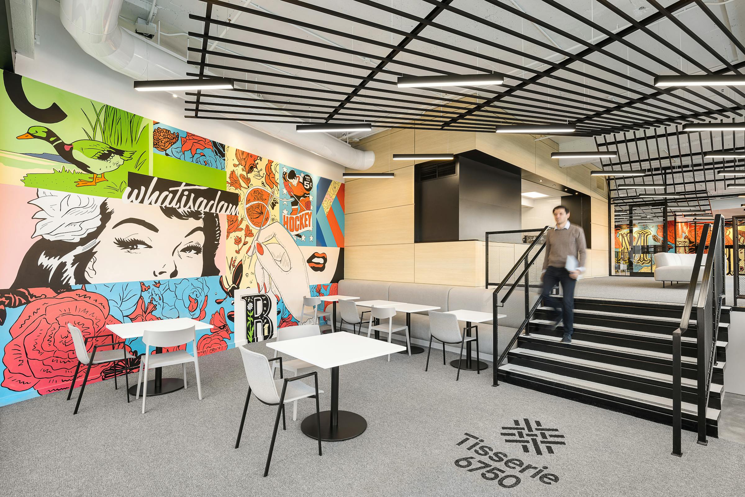 Architecture et design d'une salle à manger avec une murale d'un artiste Montréalais.