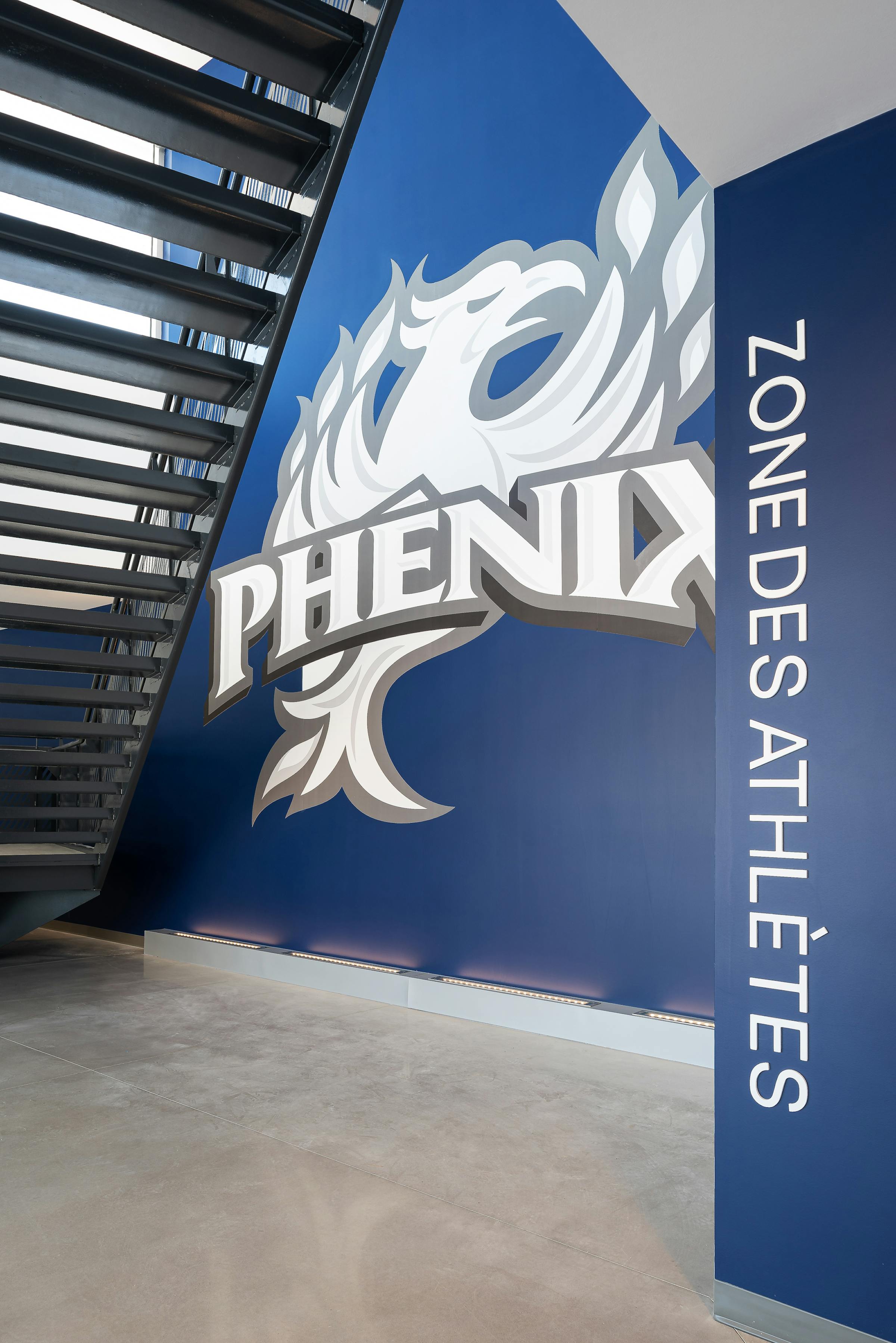 Sous l'escalier architectural, on trouve le logo peint des Phénix, l'équipe du collège Esther blondin de saint Jacques au Quebec