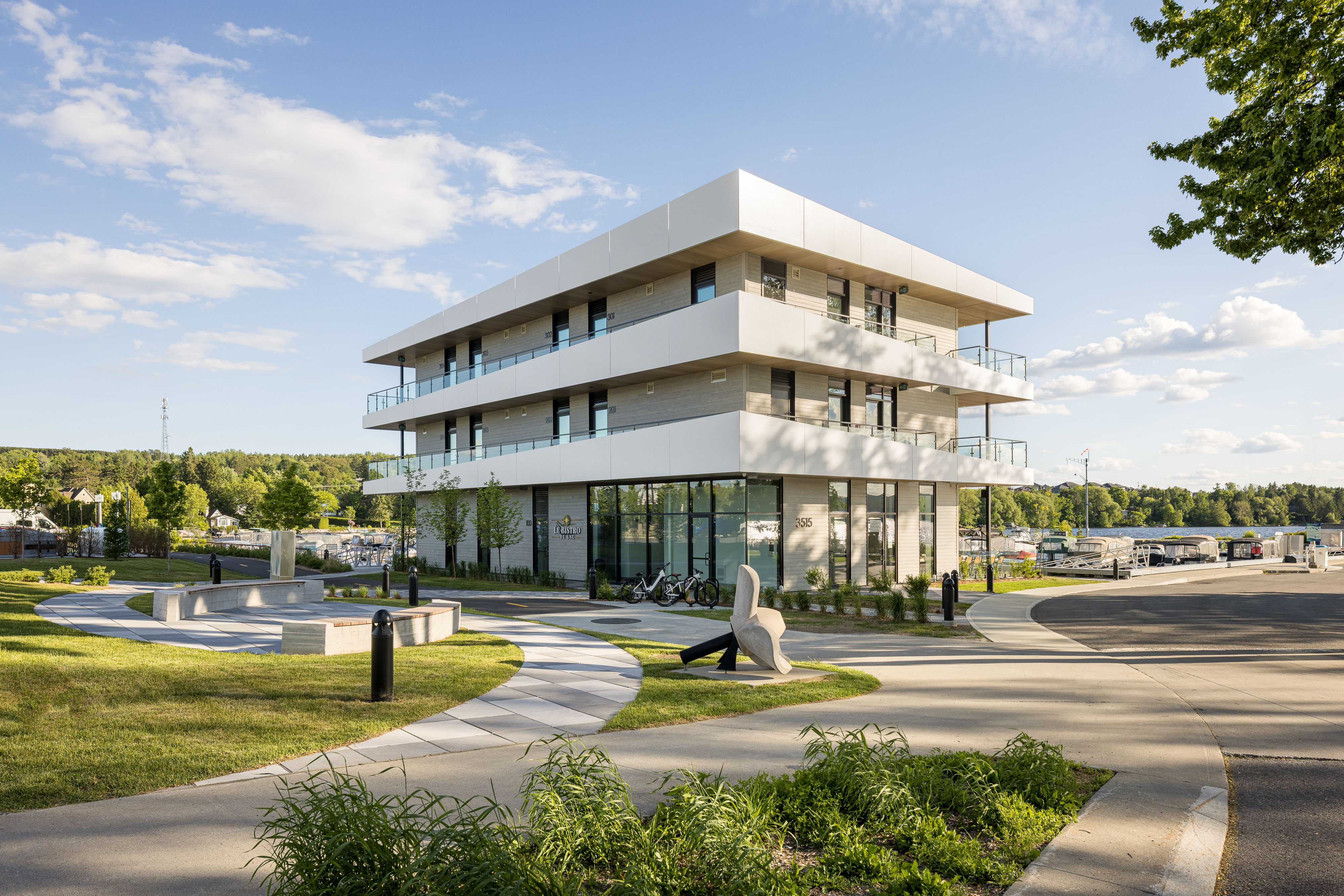 Photographie de façade du bâtiment La Capitainerie, cadrage depuis le parc des Vétérans