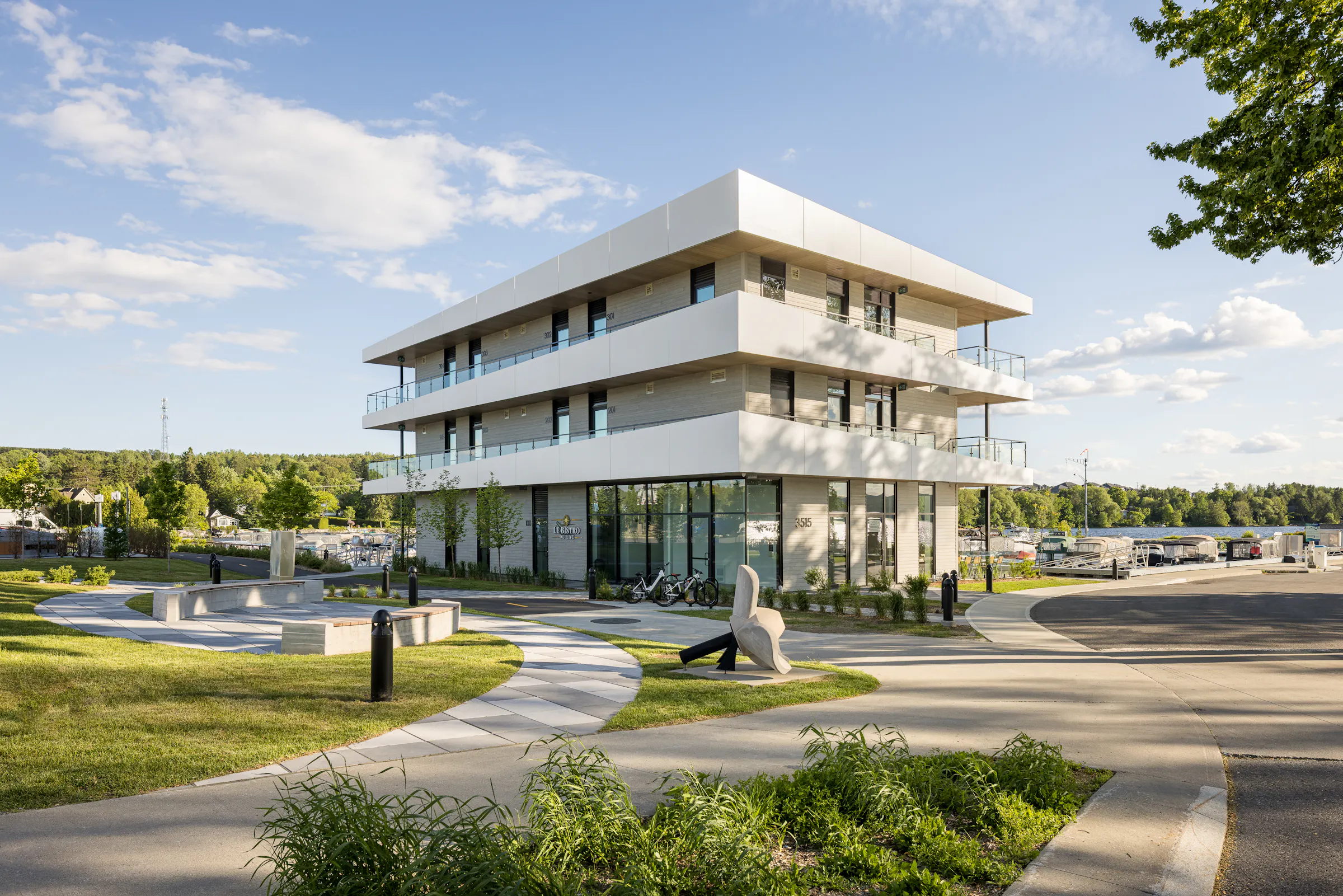 Photographie de façade du bâtiment La Capitainerie, cadrage depuis le parc des Vétérans
