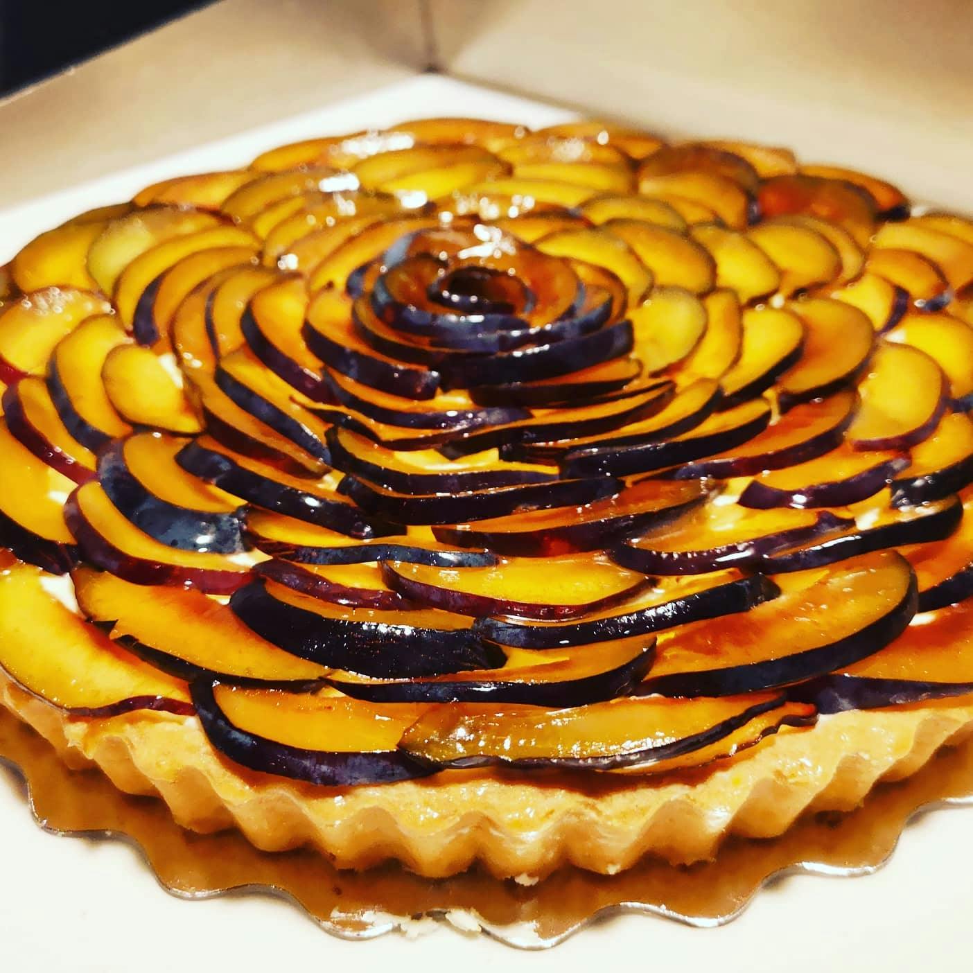 Crostata con Crema Diplomatica e Susine Fresche