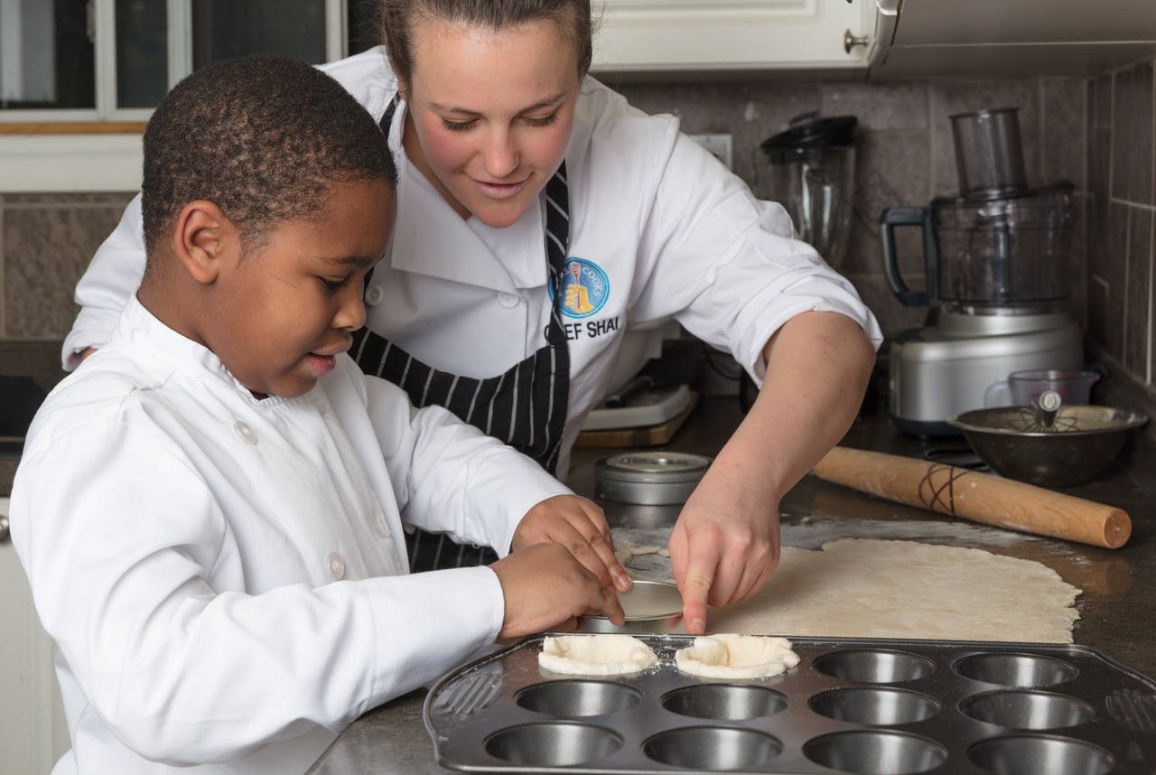 Shai Mendel with a student at Rooks to Cooks