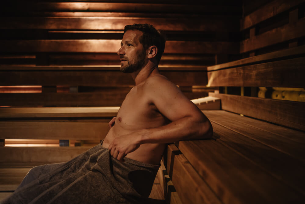 Mann in Sauna