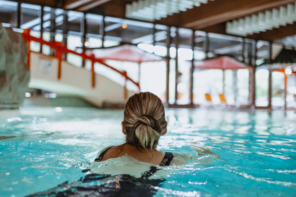 Frau im Wasser am schwimmen