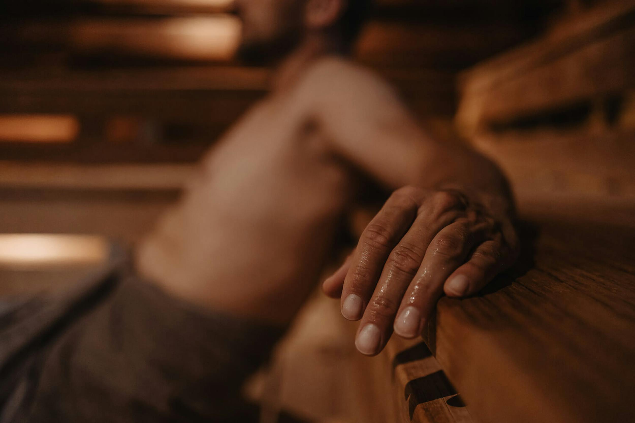 Mann in Sauna