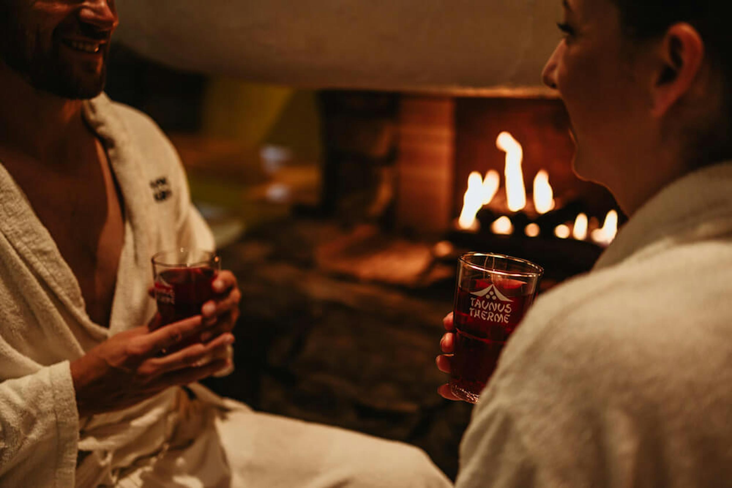 Getränke vor dem Feuer