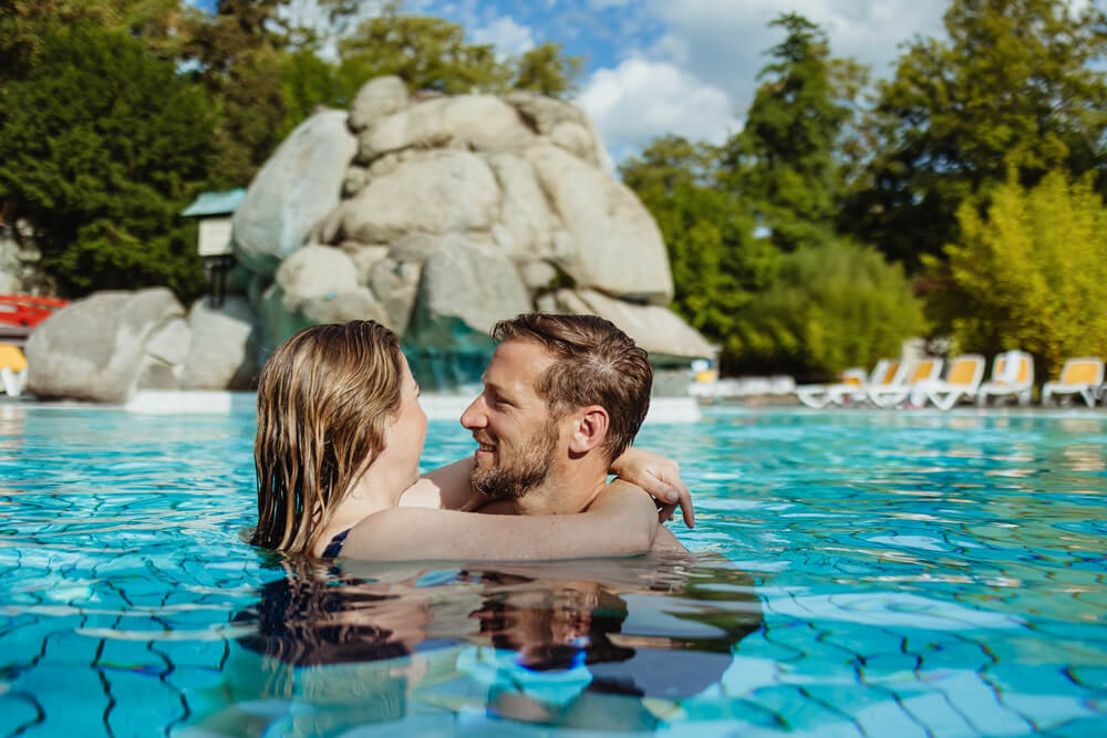 Paar im Außenbecken