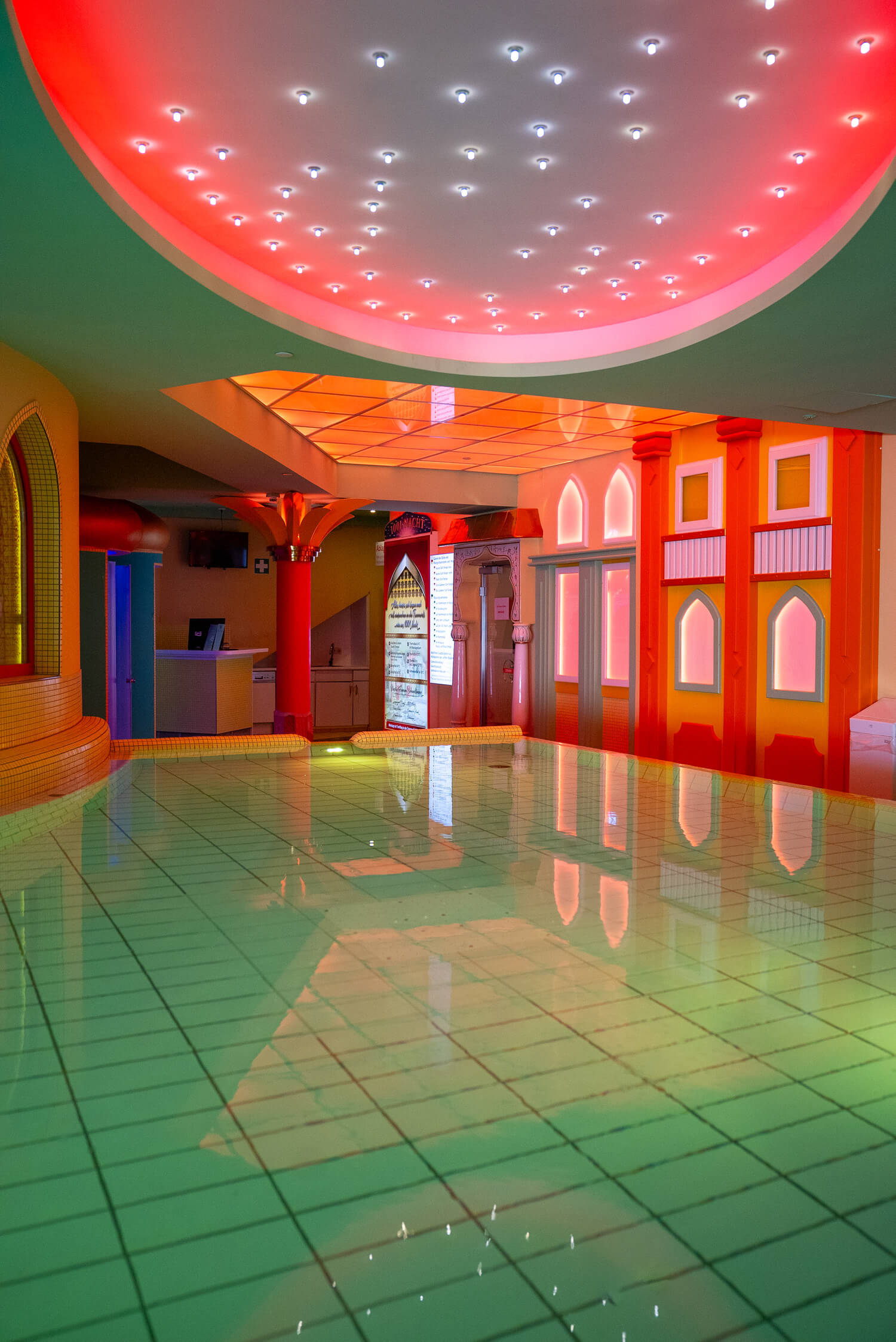 Becken mit bunten Farben