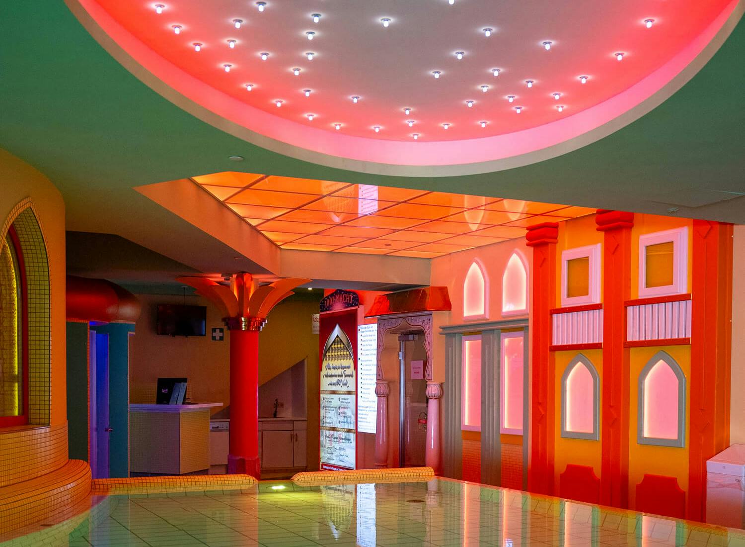 Becken mit bunten Farben Becken mit bunten Farben