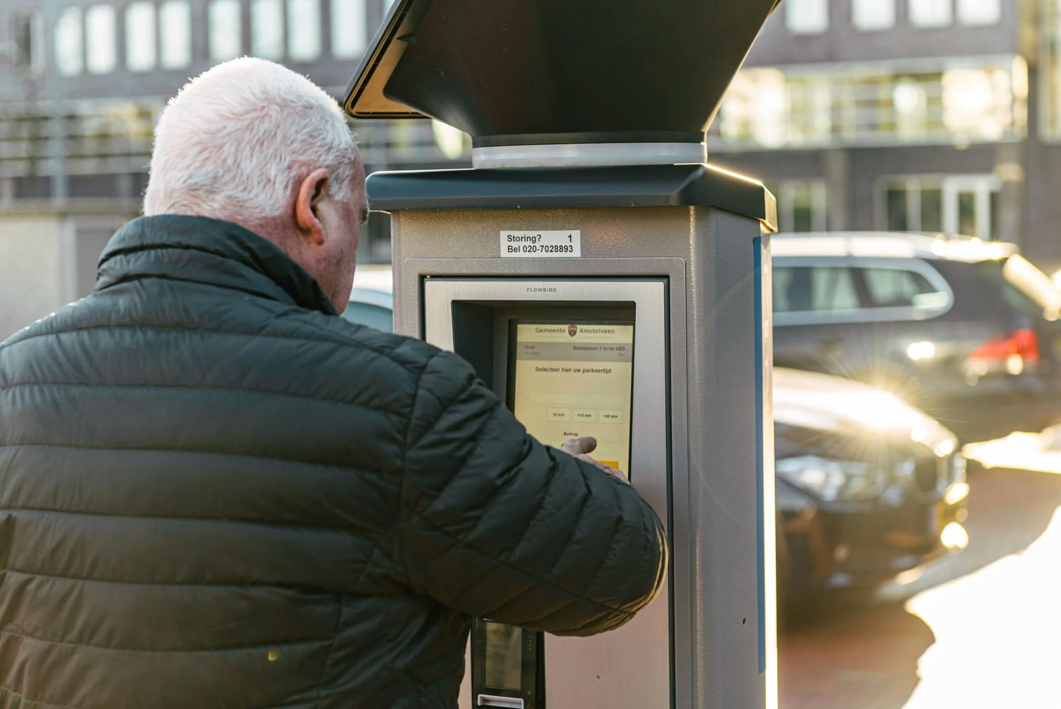 Parkeerautomaat met man