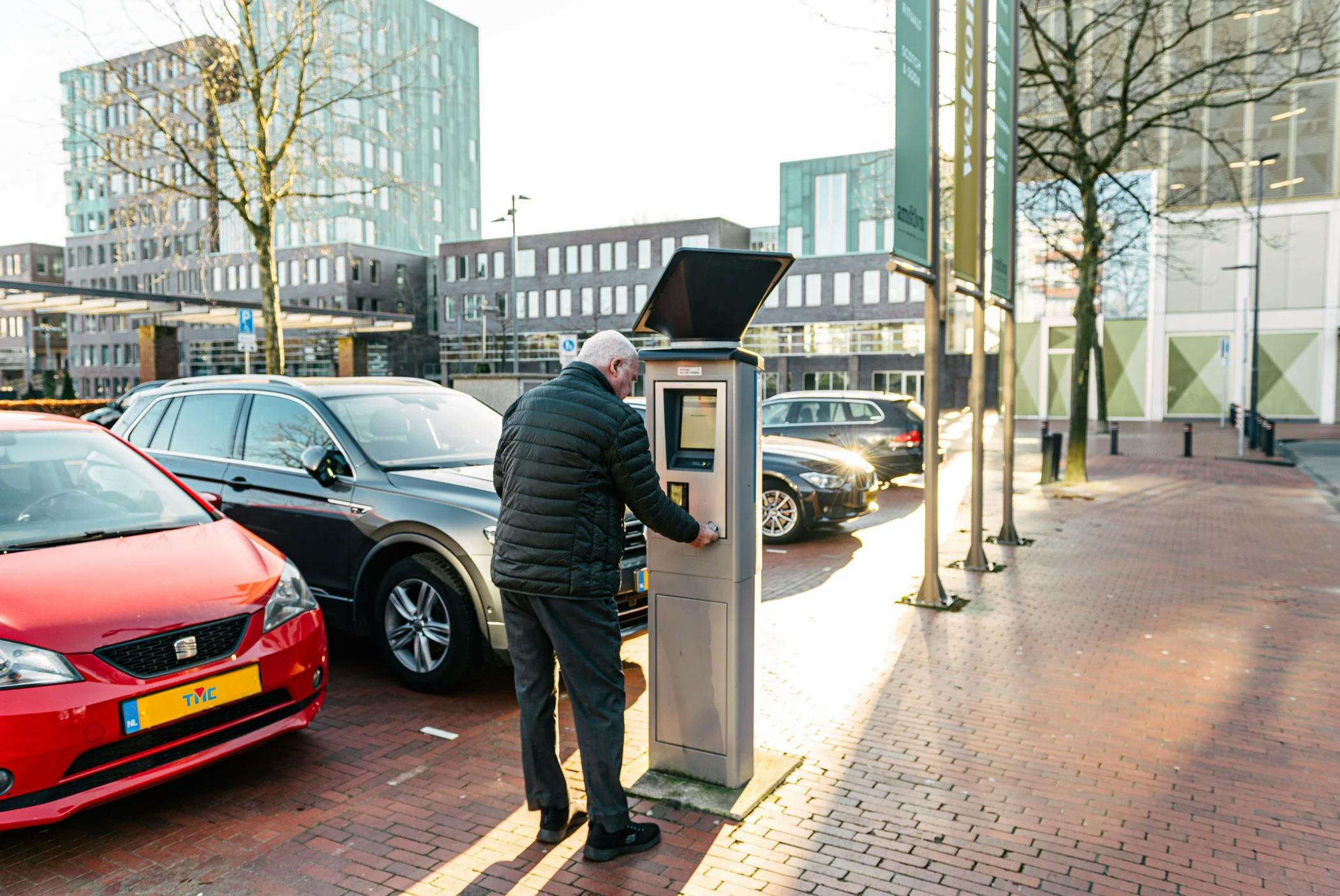 Parkeerautomaat met man