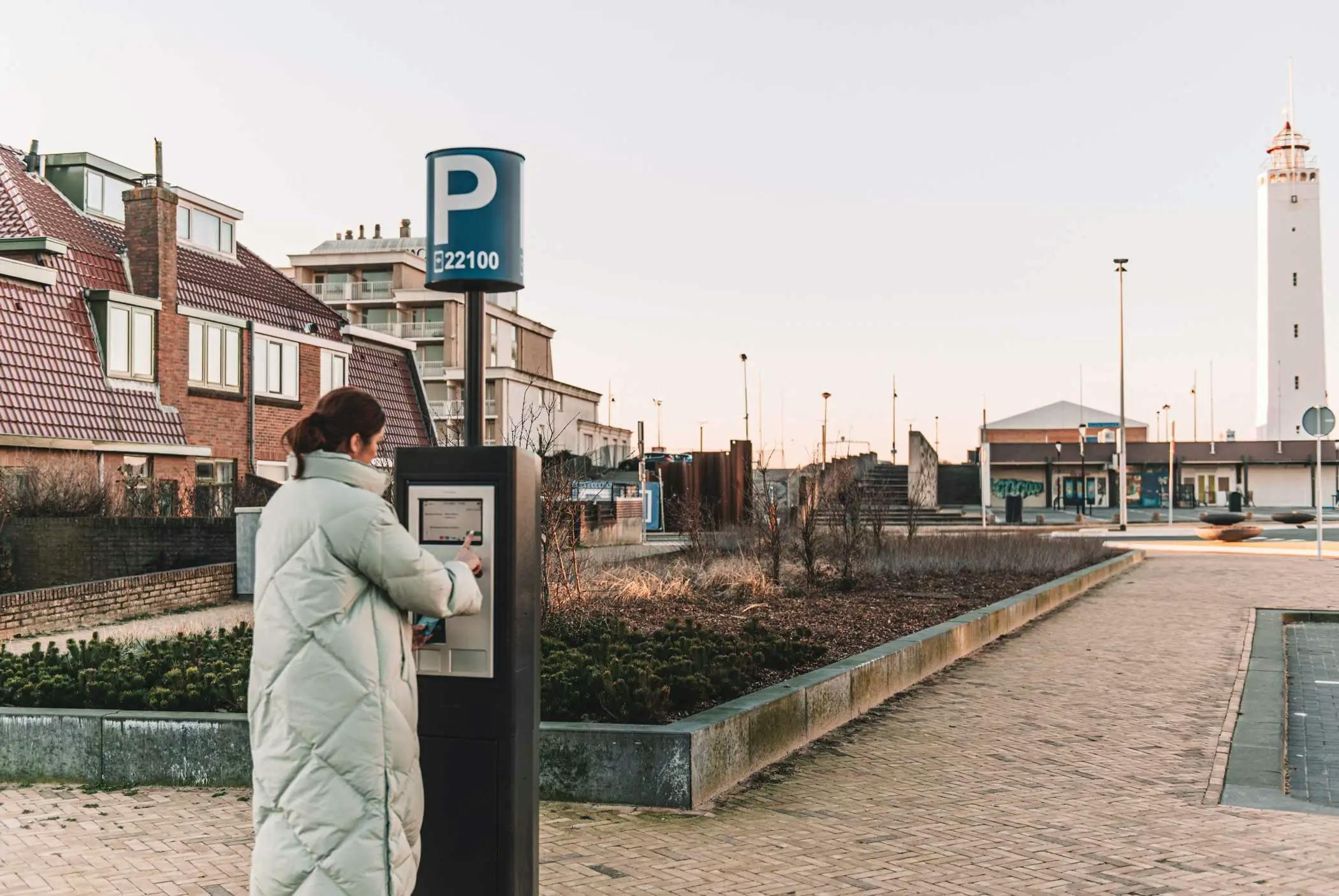 Parkeerautomaat met vrouw