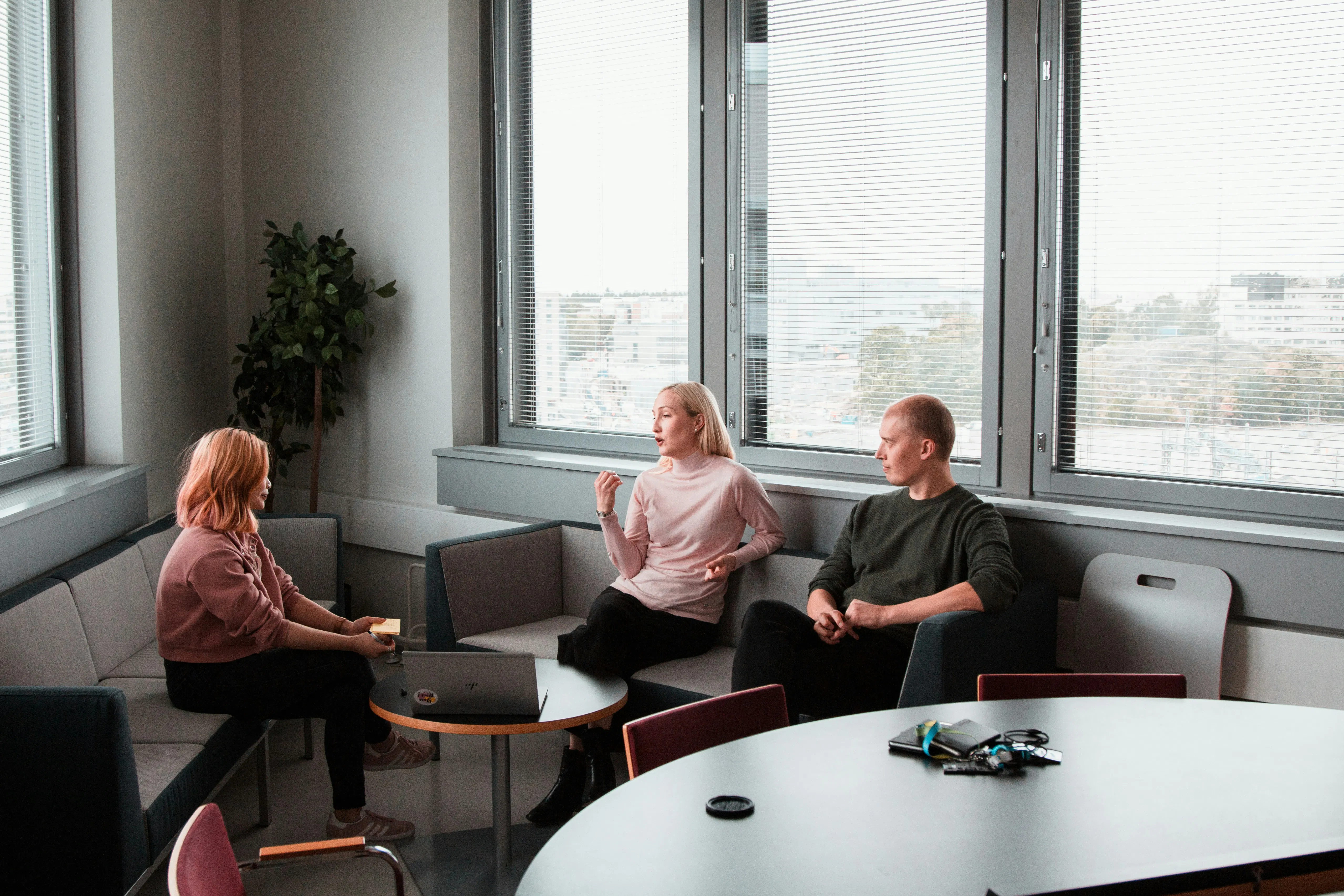 An image showing the MD of an accounting firm discussing with her team how to improve their MTD filing using document intelligence tools like Taxiom