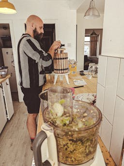 A picture of a man pressing apples