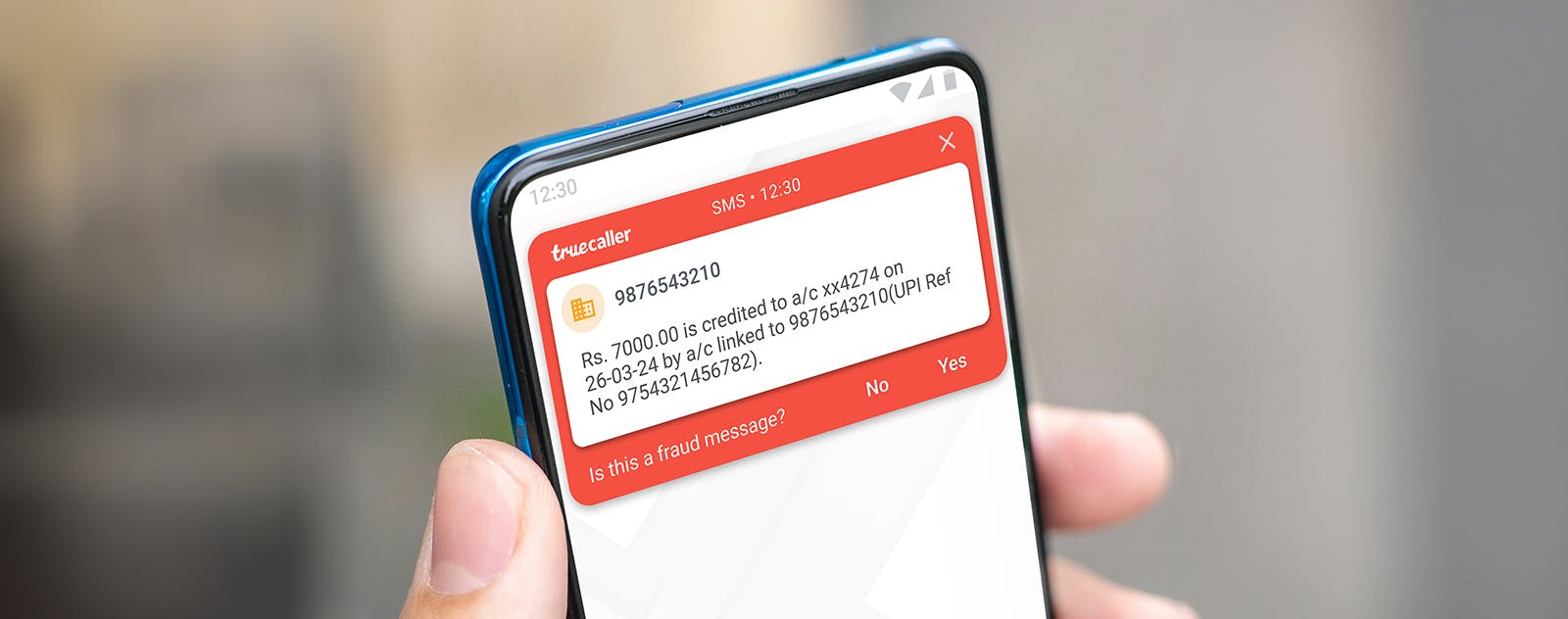 Pantalla de celular mostrando una alerta de mensaje fraudulento