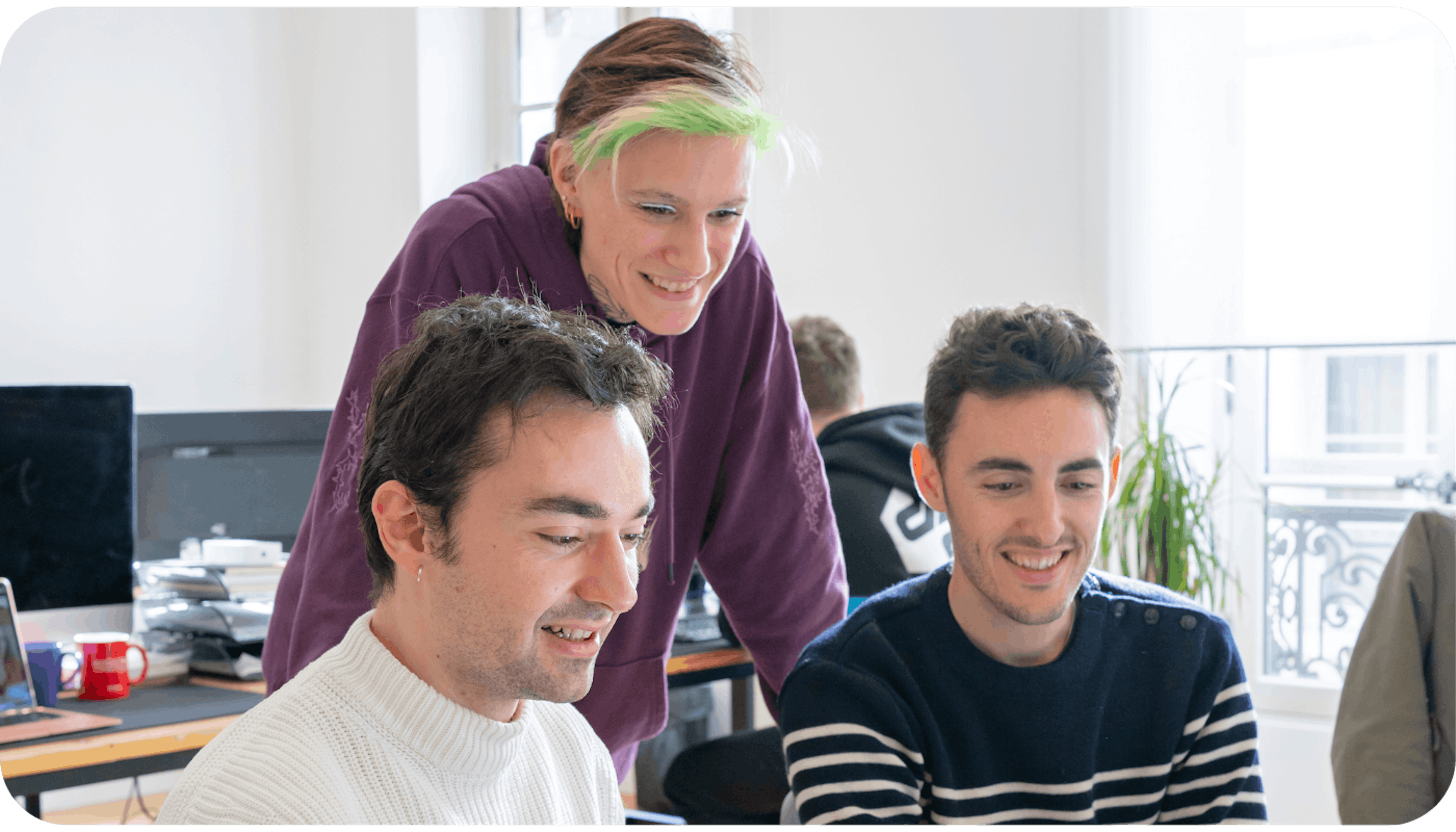 3 salariés Teach Up regardant l'écran d'un ordinateur