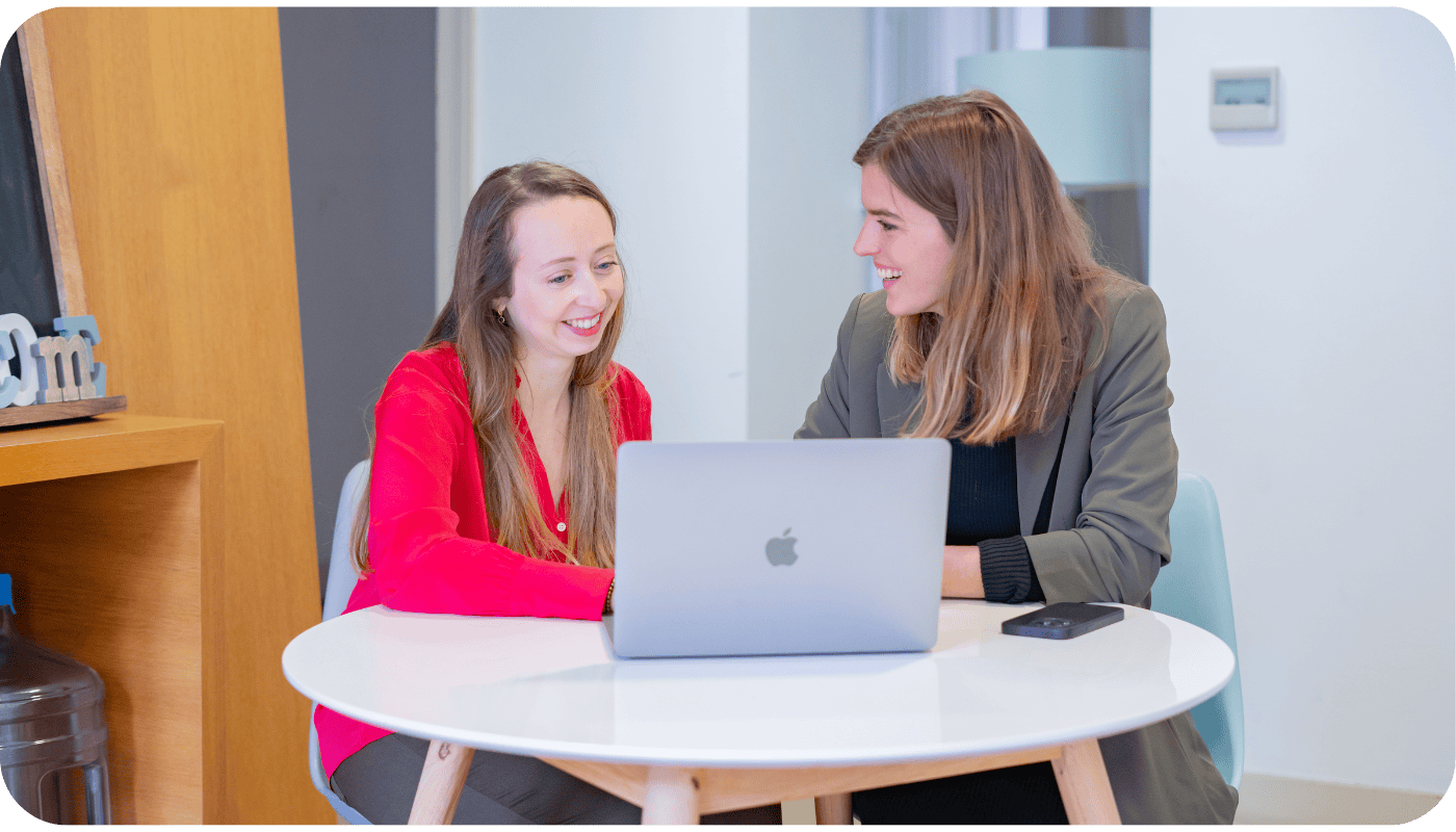 2 salariés Teach Up autour d'une table avec un ordinateur