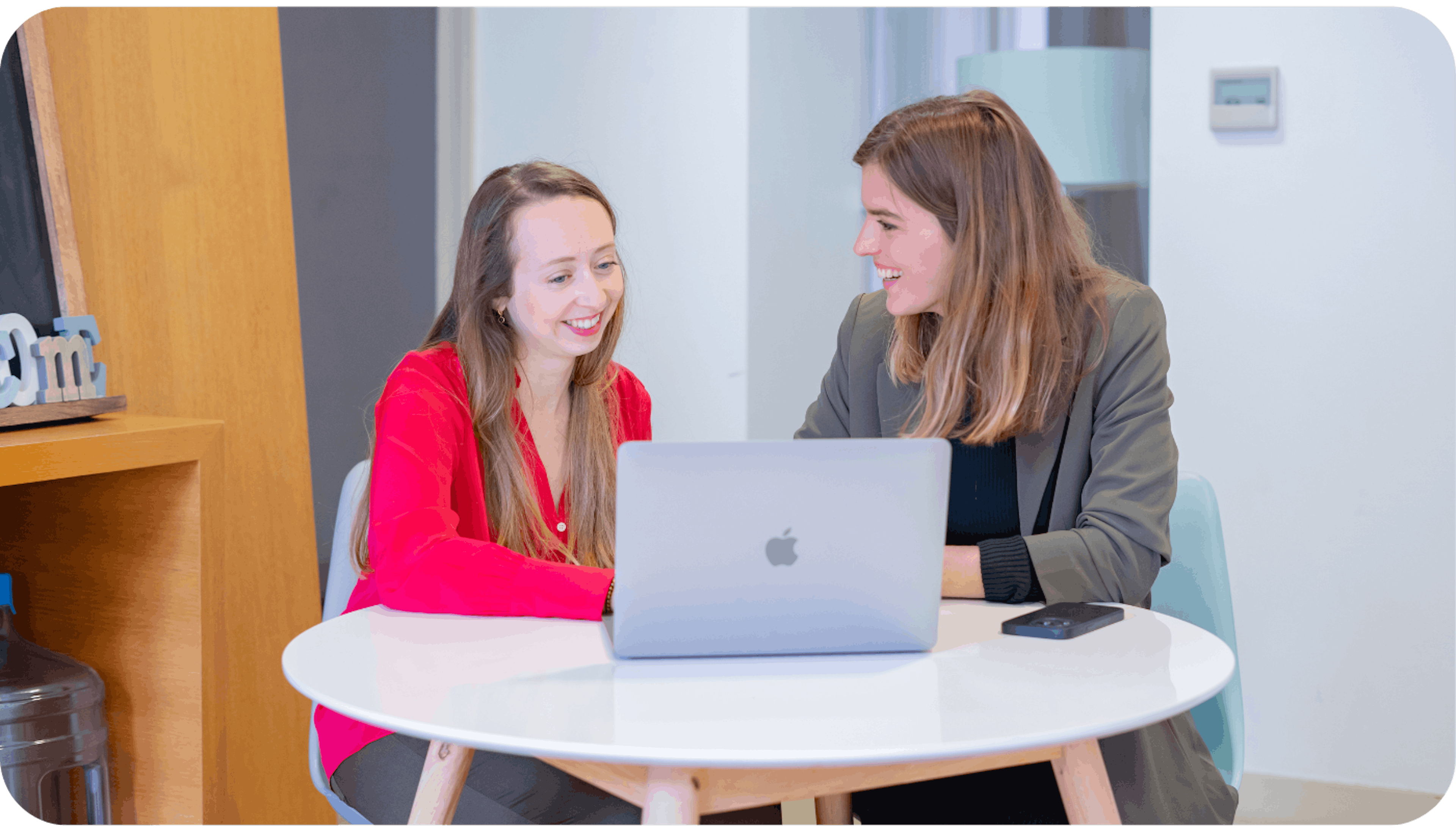 2 salariés Teach Up autour d'une table avec un ordinateur