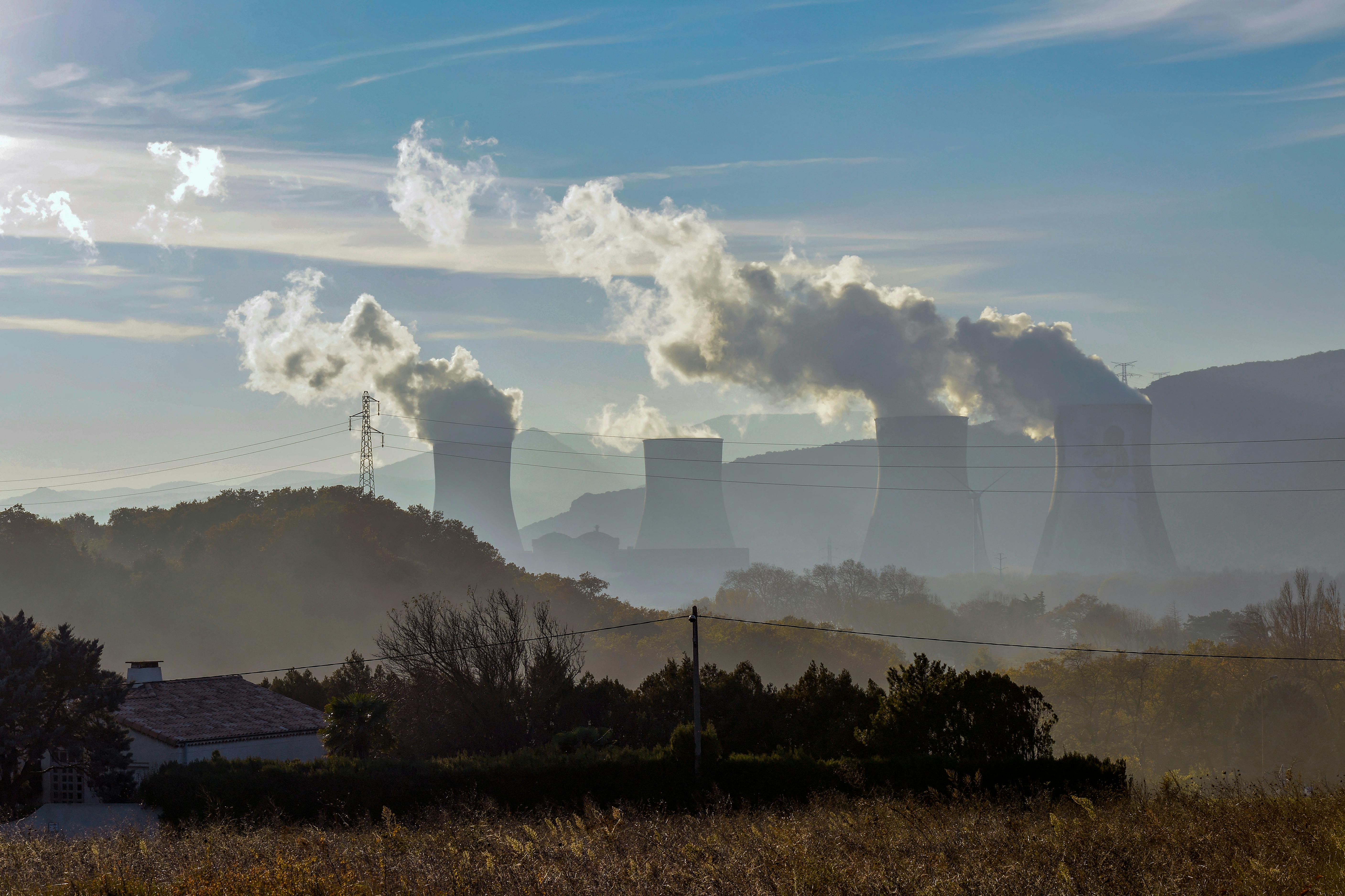 Téléchargé Centrale nucléaire au petit matin .jpeg