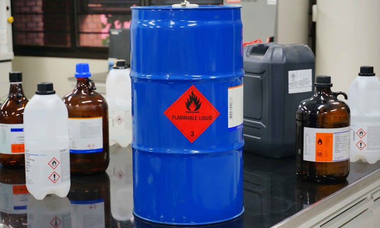 Gefahrstoffmanagement: Effektives Handling gefährlicher Stoffe