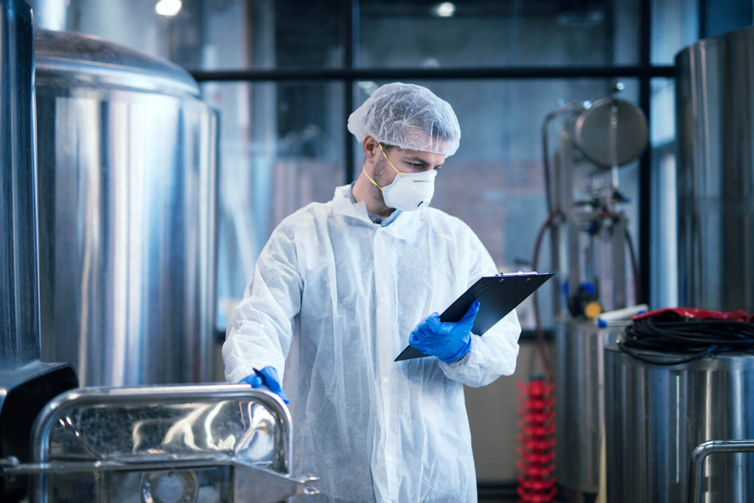 Fachkraft für Reinraumfertigung in Schutzkleidung – Qualitätssicherung in der Lebensmittel- und Pharmaproduktion