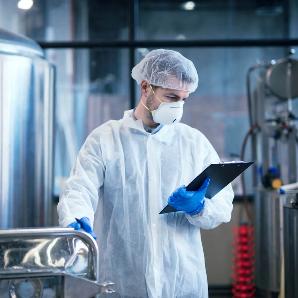 Fachkraft für Reinraumfertigung in Schutzkleidung – Qualitätssicherung in der Lebensmittel- und Pharmaproduktion