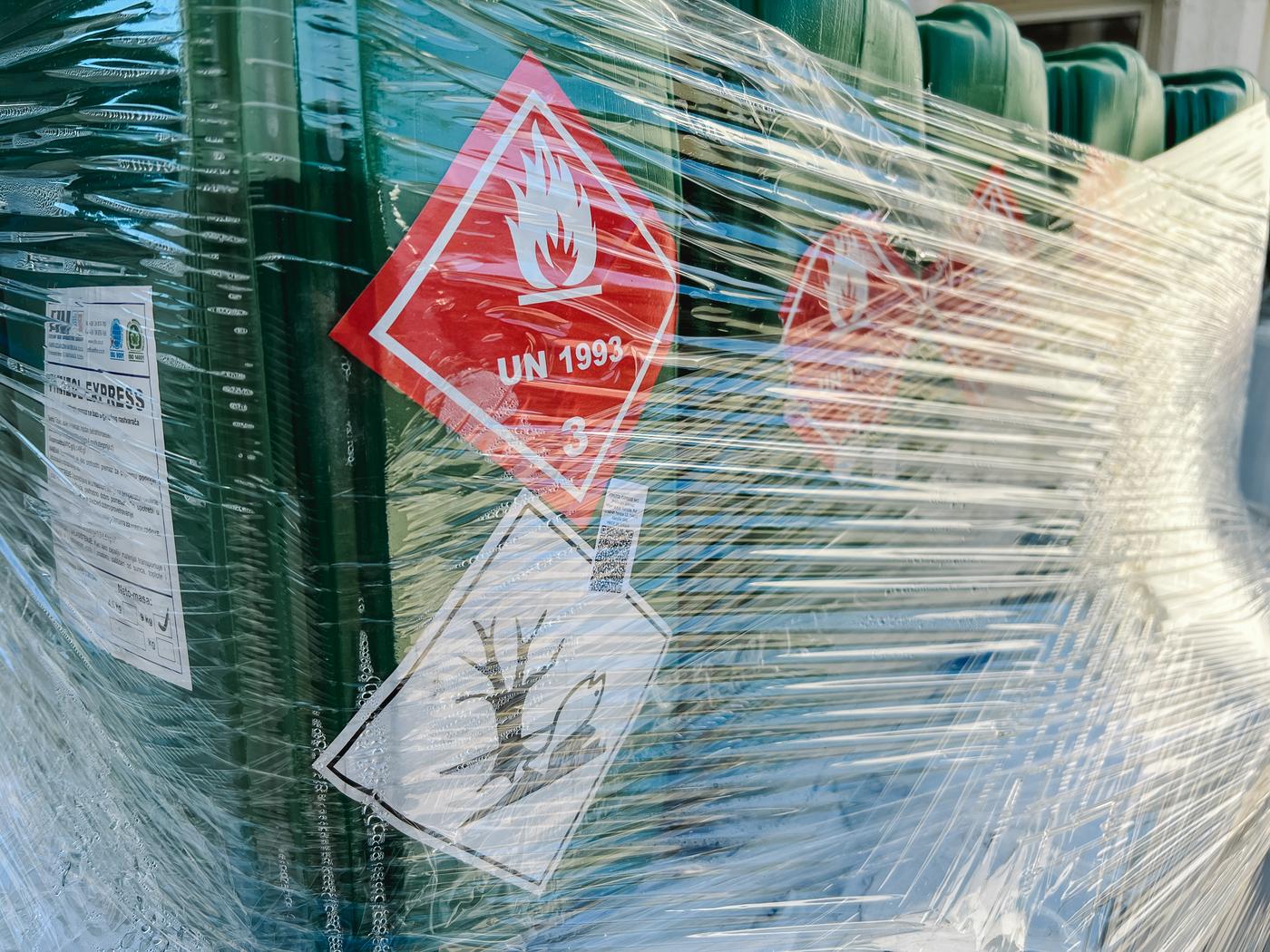 Gefahrgutversand: Gefahrzettel Klasse 3 und UN-Nummer auf Versandstück
