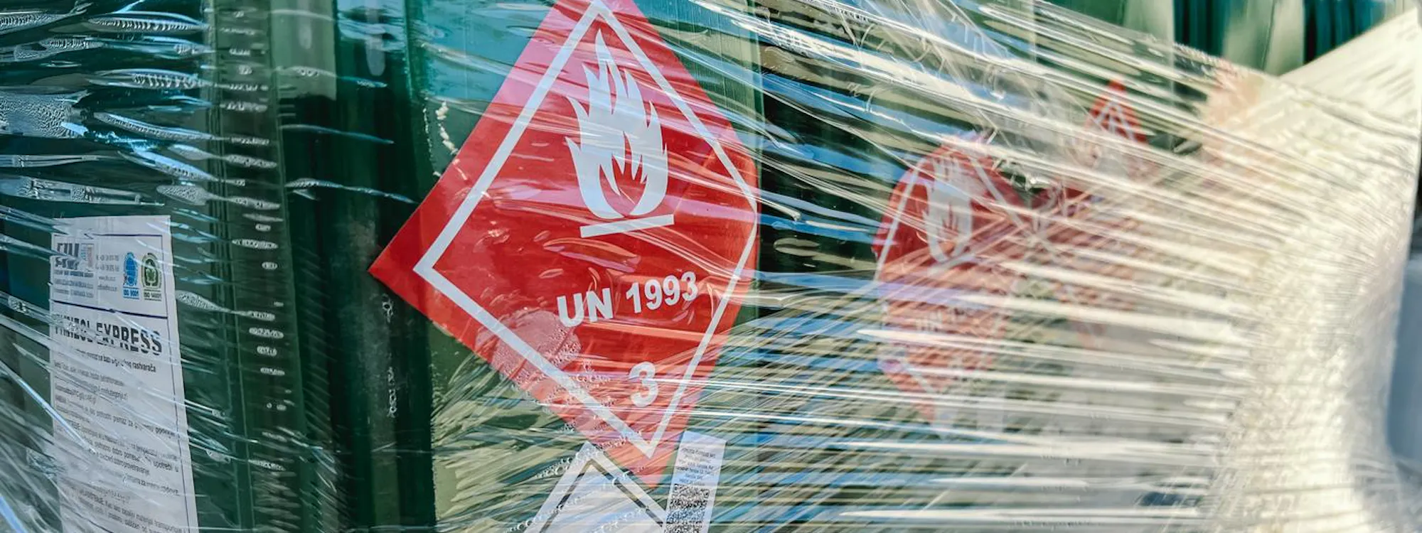Gefahrgutversand: Gefahrzettel Klasse 3 und UN-Nummer auf Versandstück
