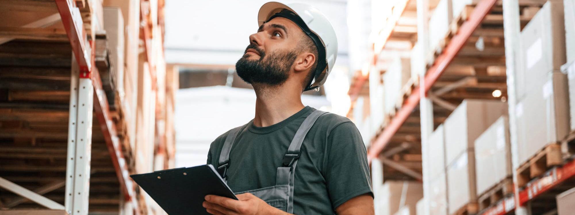 Logistiker führt Inventur durch im Lager