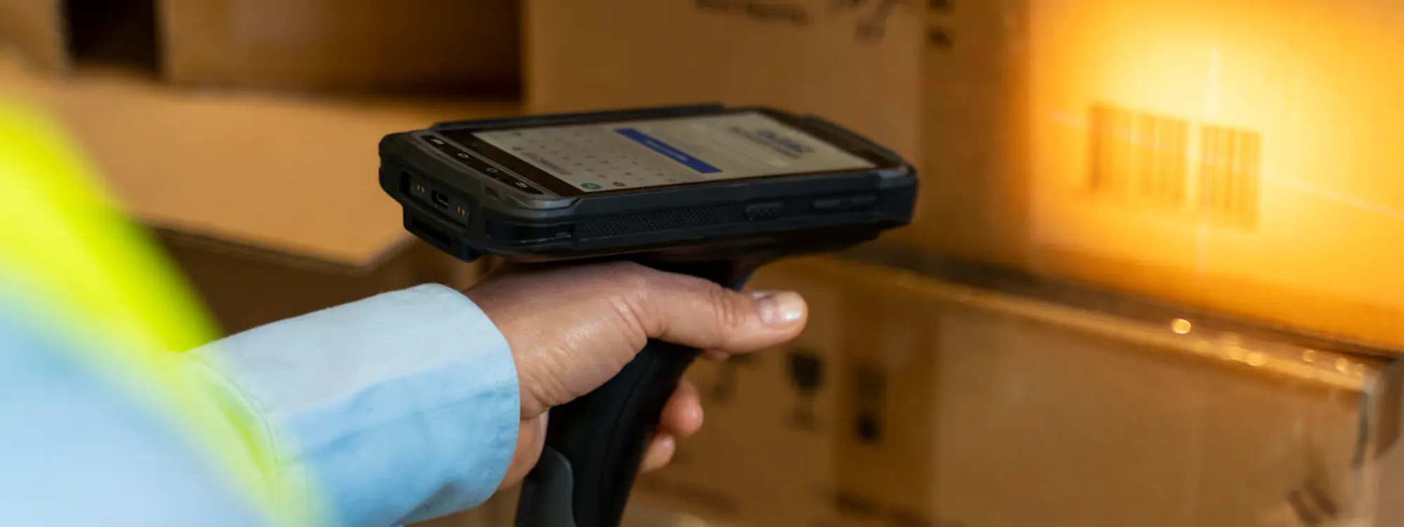 Lesegerät, welches gerade einen SKU Code scannt auf einem Paket