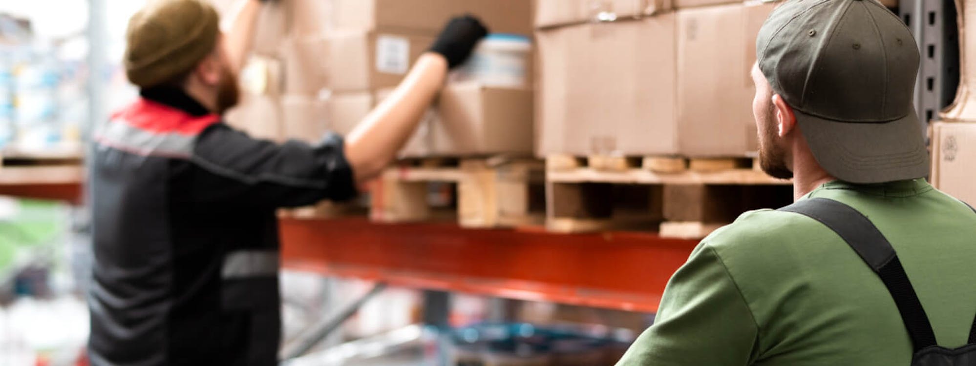 Zwei Lagerarbeiter am Verpacken für einen Kunden als Co-Packee