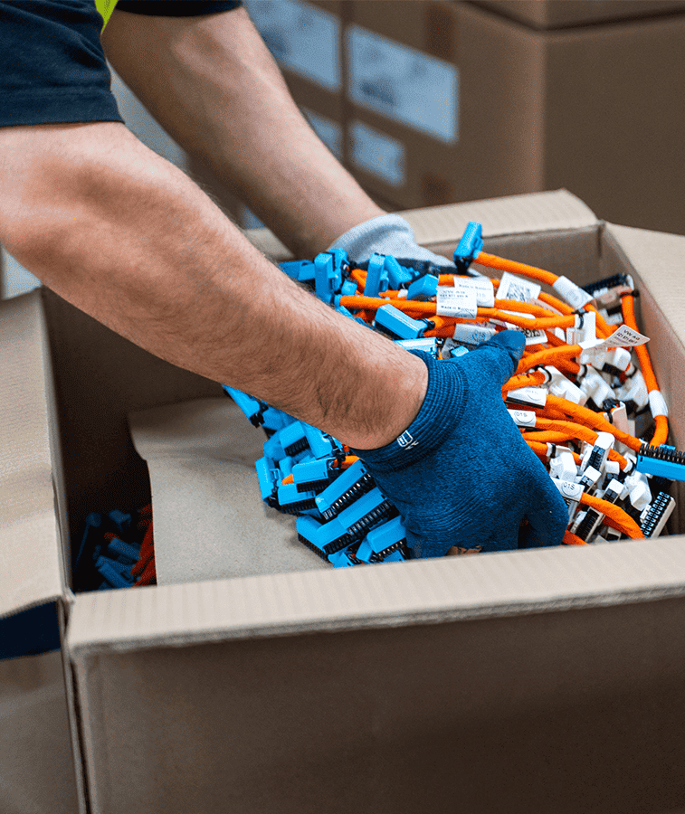 Mann verpackt Komponenten in Karton