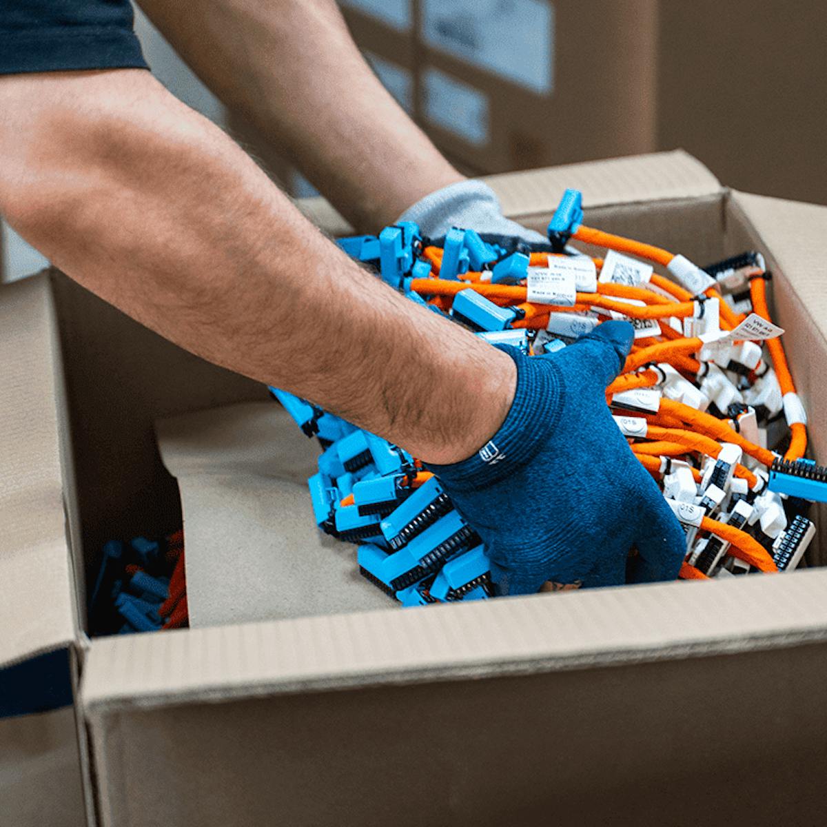 Mann verpackt Komponenten in Karton