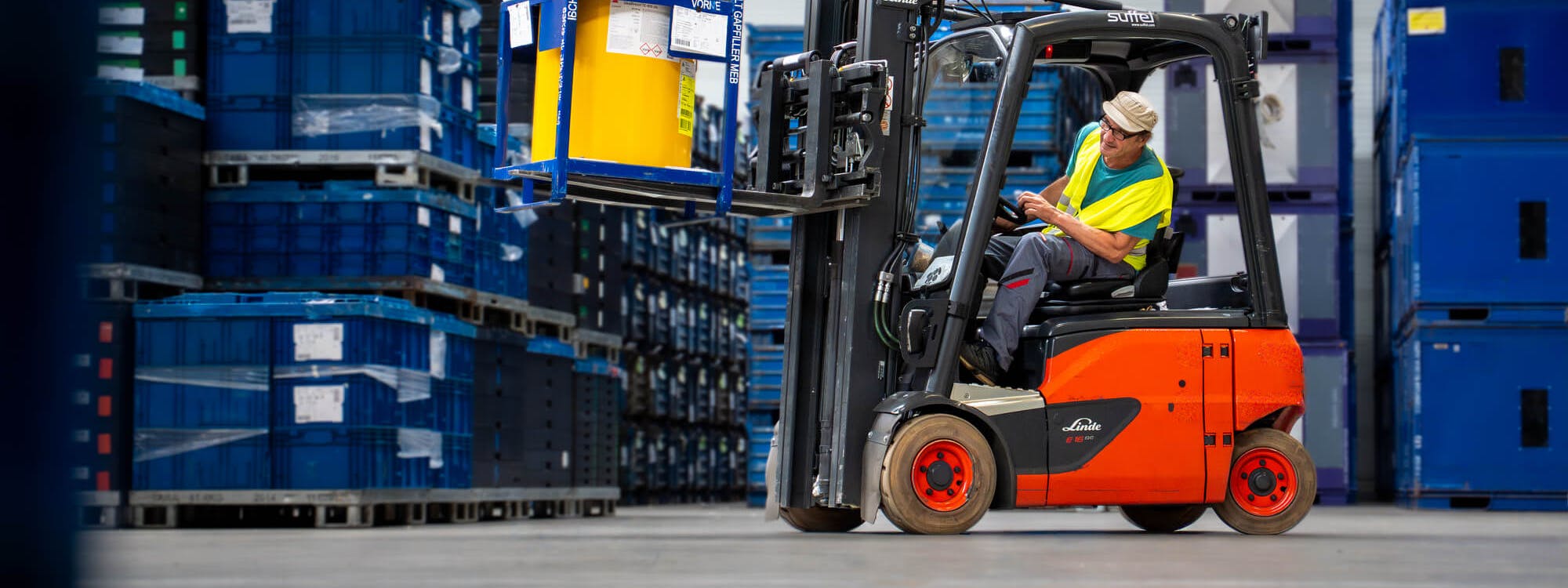 Moderne Intralogistik Anbieter im Einsatz – Gabelstapler bewegt Waren effizient durch ein Hochregallager mit Paletten und automatisierten Prozessen.
