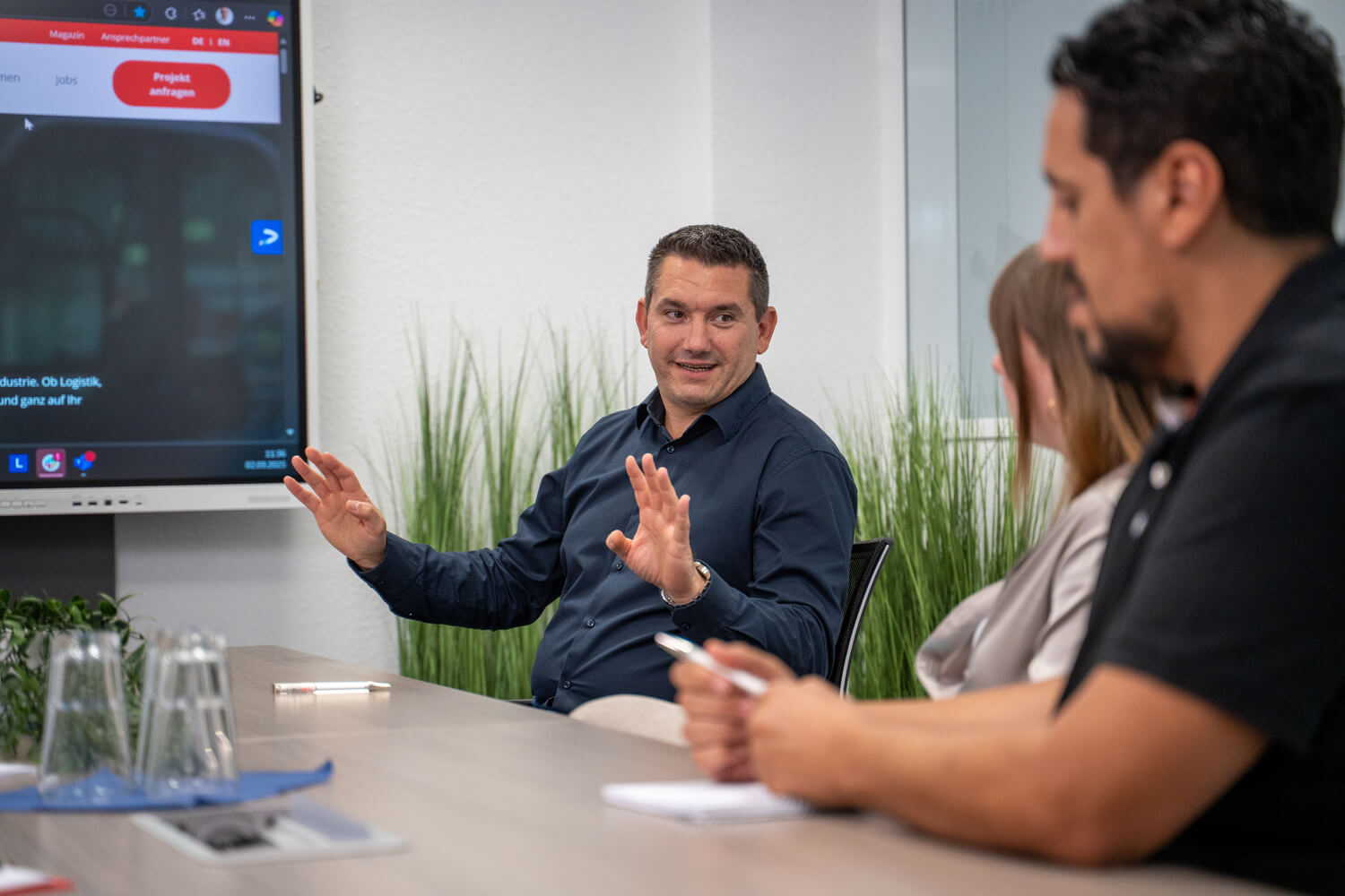 Team von Teamprojekt Outsourcing im Kundengespräch