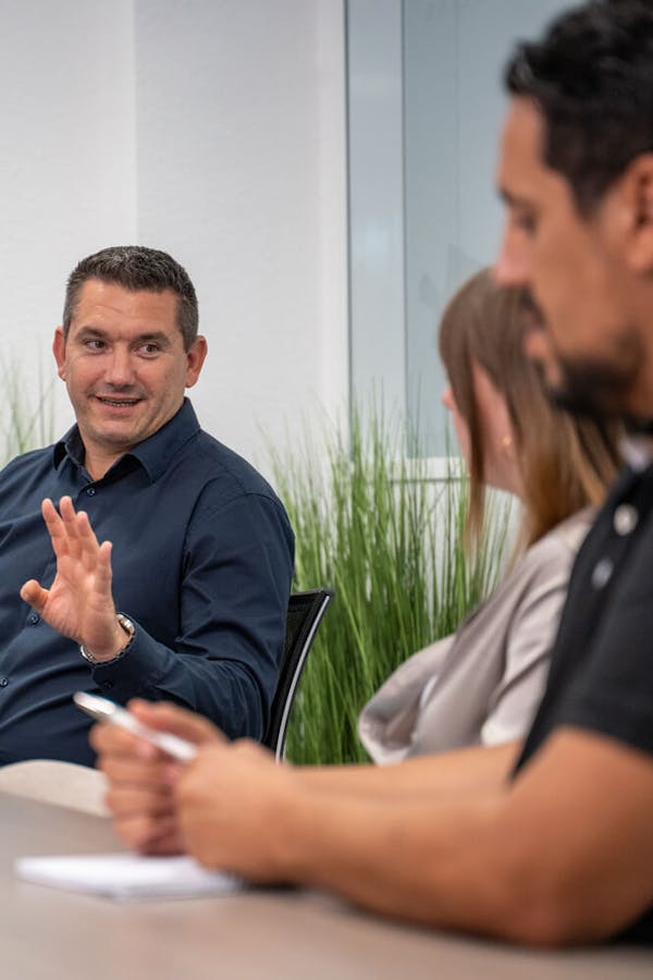 Team von Teamprojekt Outsourcing im Kundengespräch